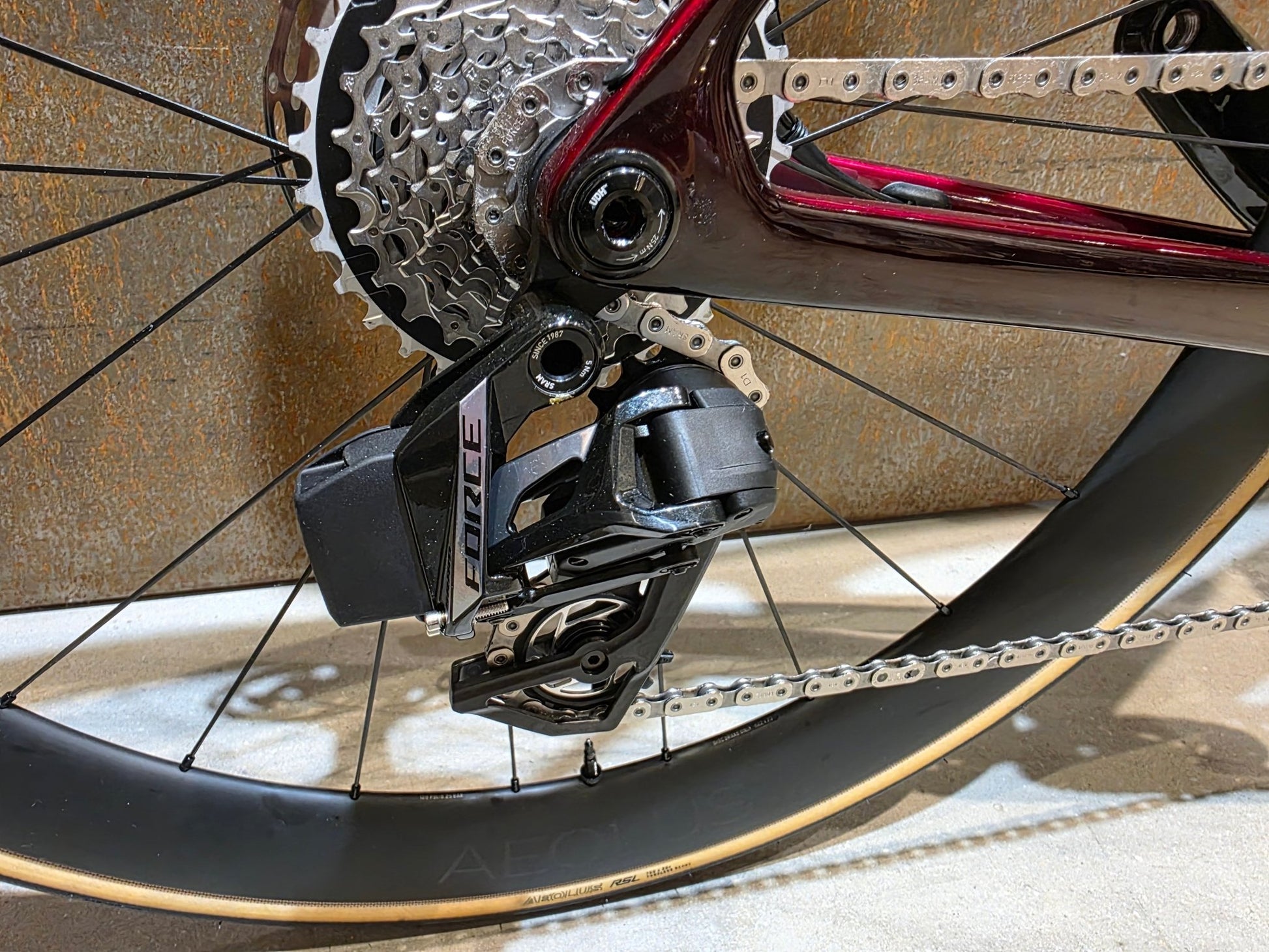 Rennrad von Trek, TREK MADONE SLR 7 AXS MY 2026 / CARBON RED SMOKE / M vor USEDBIKES - OB.DE Hintergrund