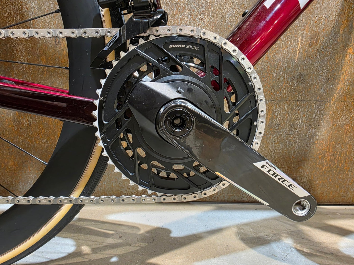 Rennrad von Trek, TREK MADONE SLR 7 AXS MY 2026 / CARBON RED SMOKE / M vor USEDBIKES - OB.DE Hintergrund