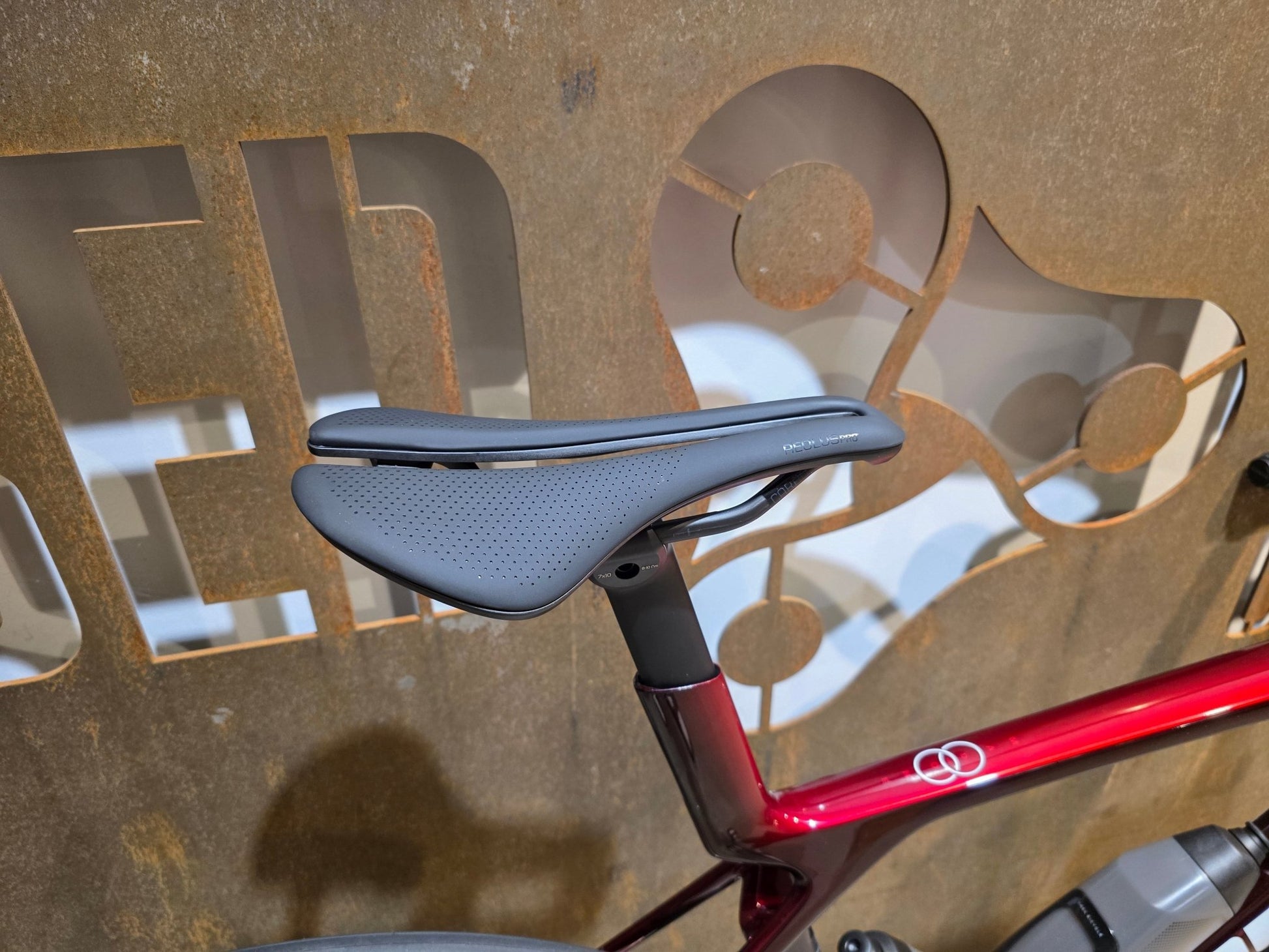 Rennrad von Trek, TREK MADONE SLR 7 AXS MY 2026 / CARBON RED SMOKE / M vor USEDBIKES - OB.DE Hintergrund