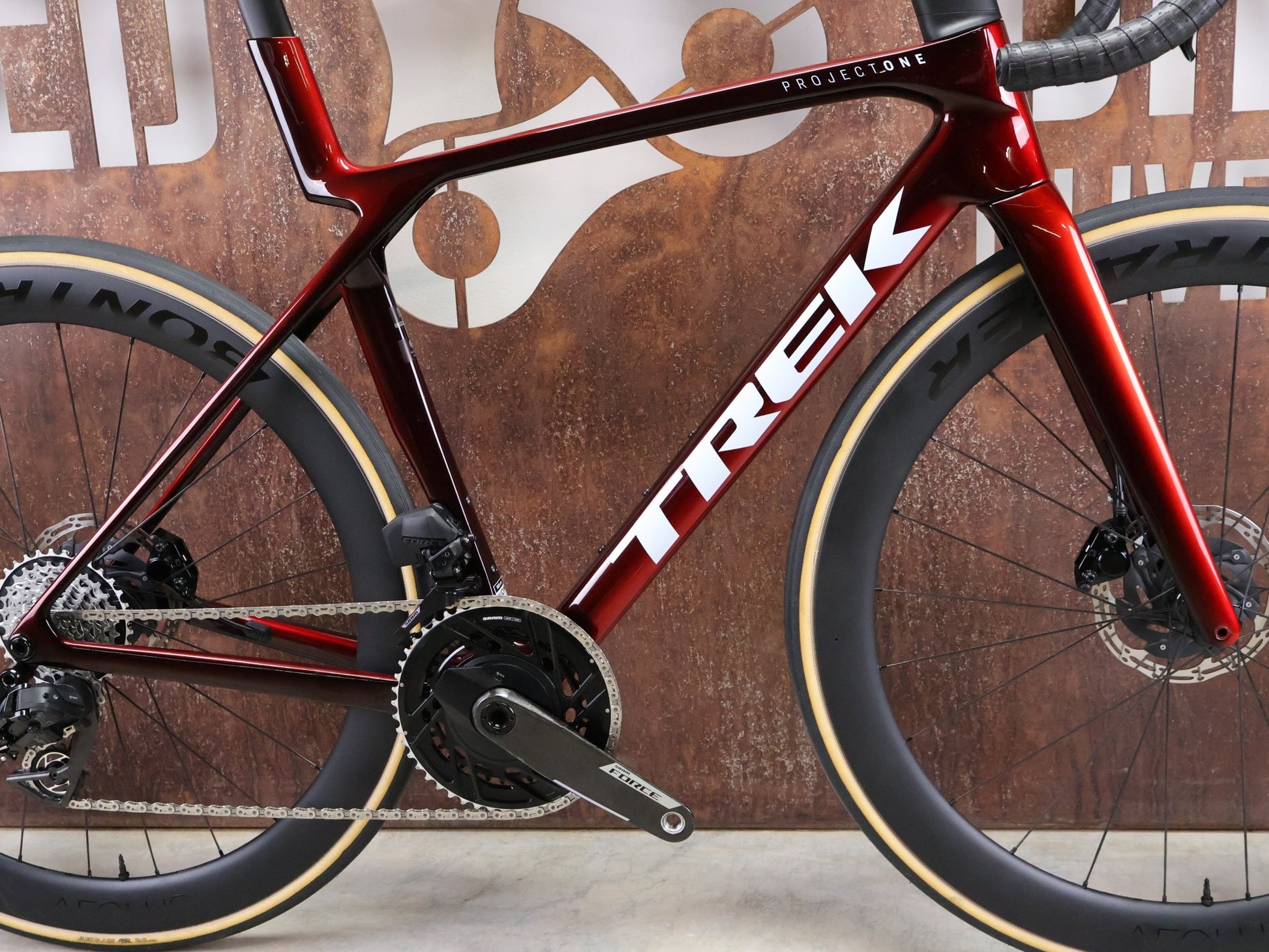 Rennrad von Trek, TREK MADONE SLR 7 AXS MY 2026 / CARBON RED SMOKE / M vor USEDBIKES - OB.DE Hintergrund