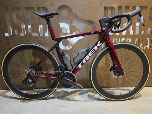 Rennrad von Trek, TREK MADONE SLR 7 AXS MY 2026 / CARBON RED SMOKE / M vor USEDBIKES - OB.DE Hintergrund