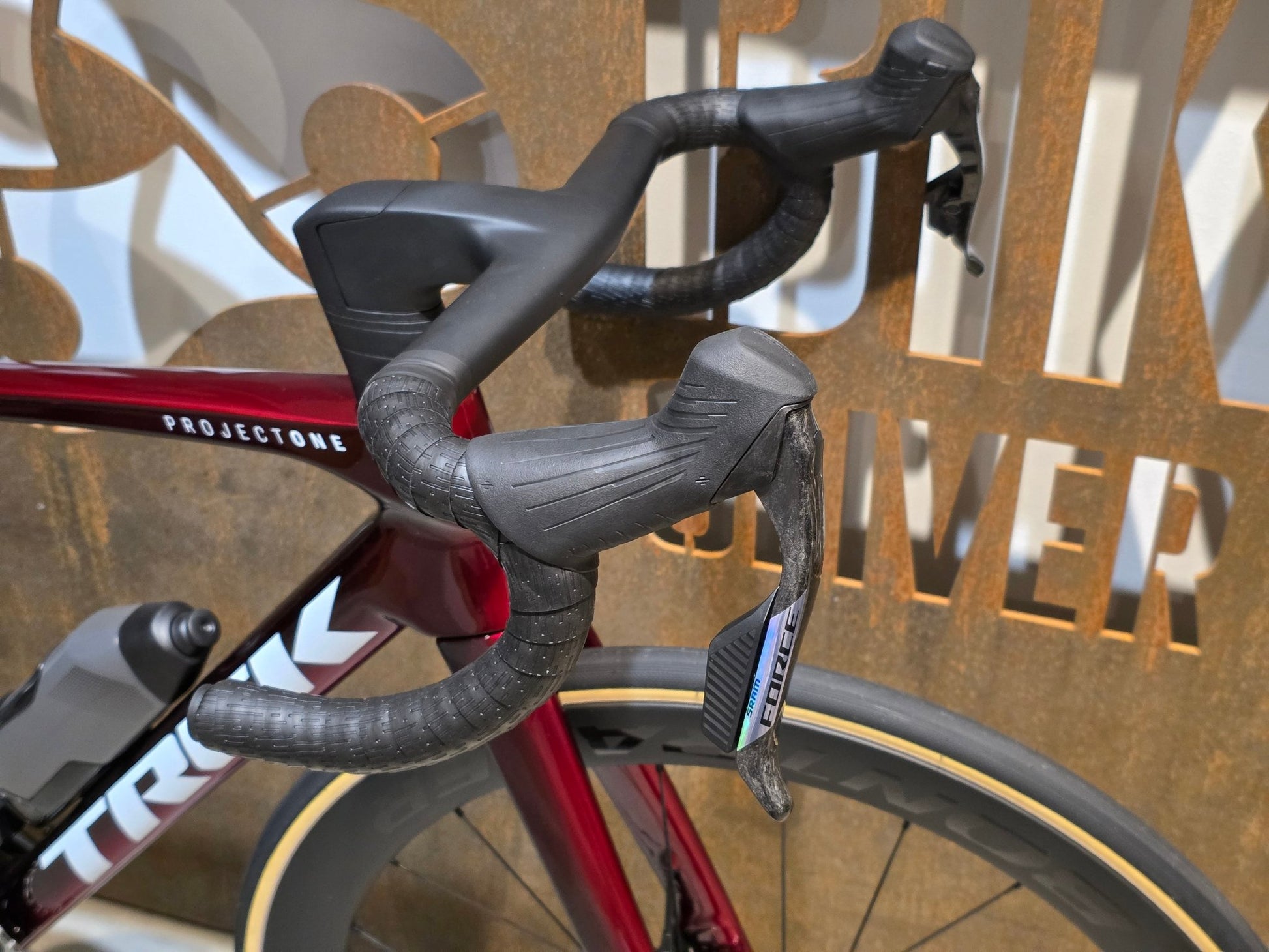 Rennrad von Trek, TREK MADONE SLR 7 AXS MY 2026 / CARBON RED SMOKE / M vor USEDBIKES - OB.DE Hintergrund