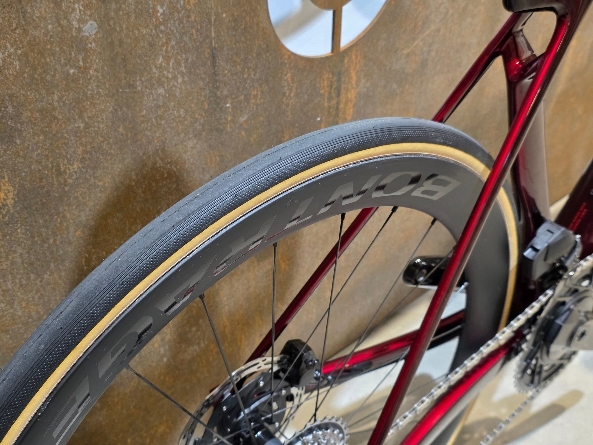 Rennrad von Trek, TREK MADONE SLR 7 AXS MY 2026 / CARBON RED SMOKE / M vor USEDBIKES - OB.DE Hintergrund