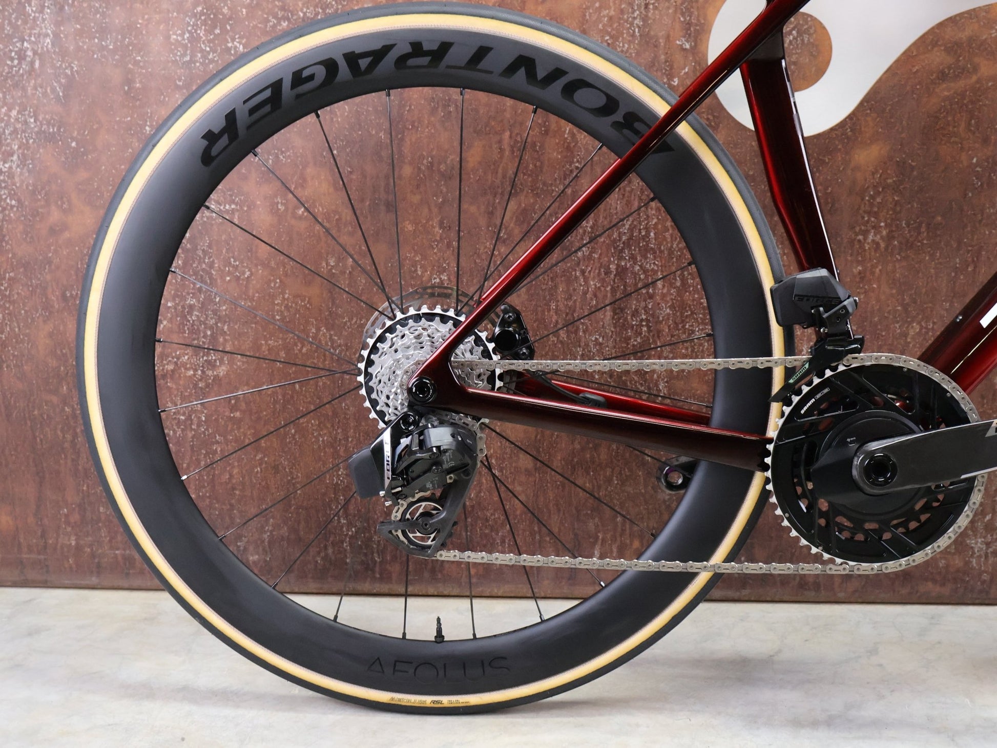 Rennrad von Trek, TREK MADONE SLR 7 AXS MY 2026 / CARBON RED SMOKE / M vor USEDBIKES - OB.DE Hintergrund