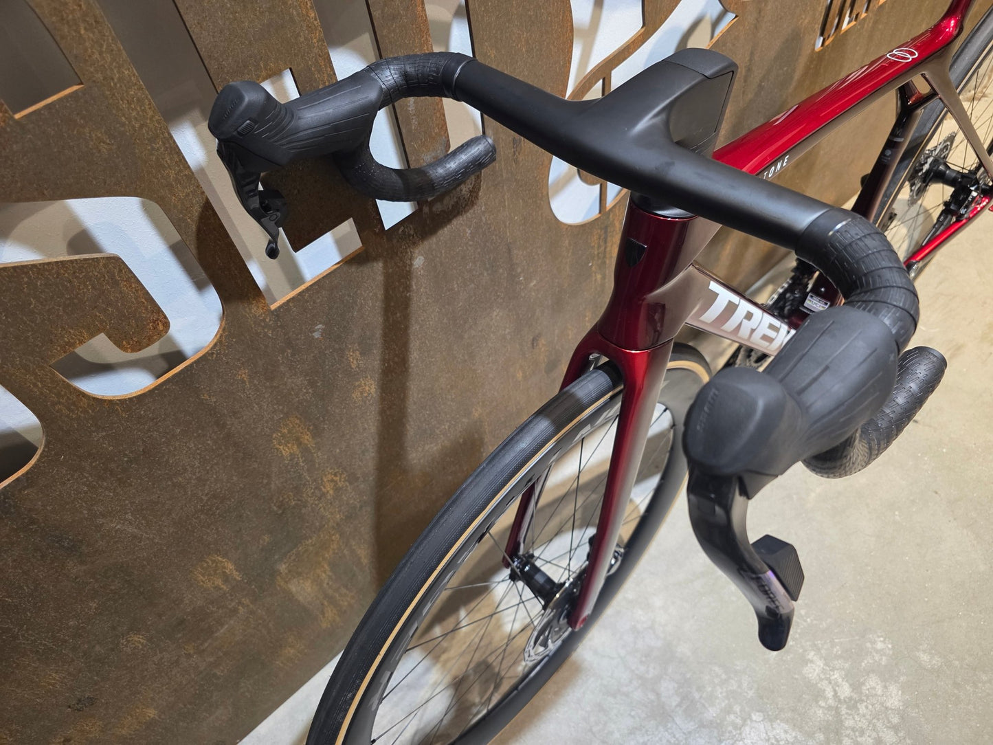 Rennrad von Trek, TREK MADONE SLR 7 AXS MY 2026 / CARBON RED SMOKE / M vor USEDBIKES - OB.DE Hintergrund