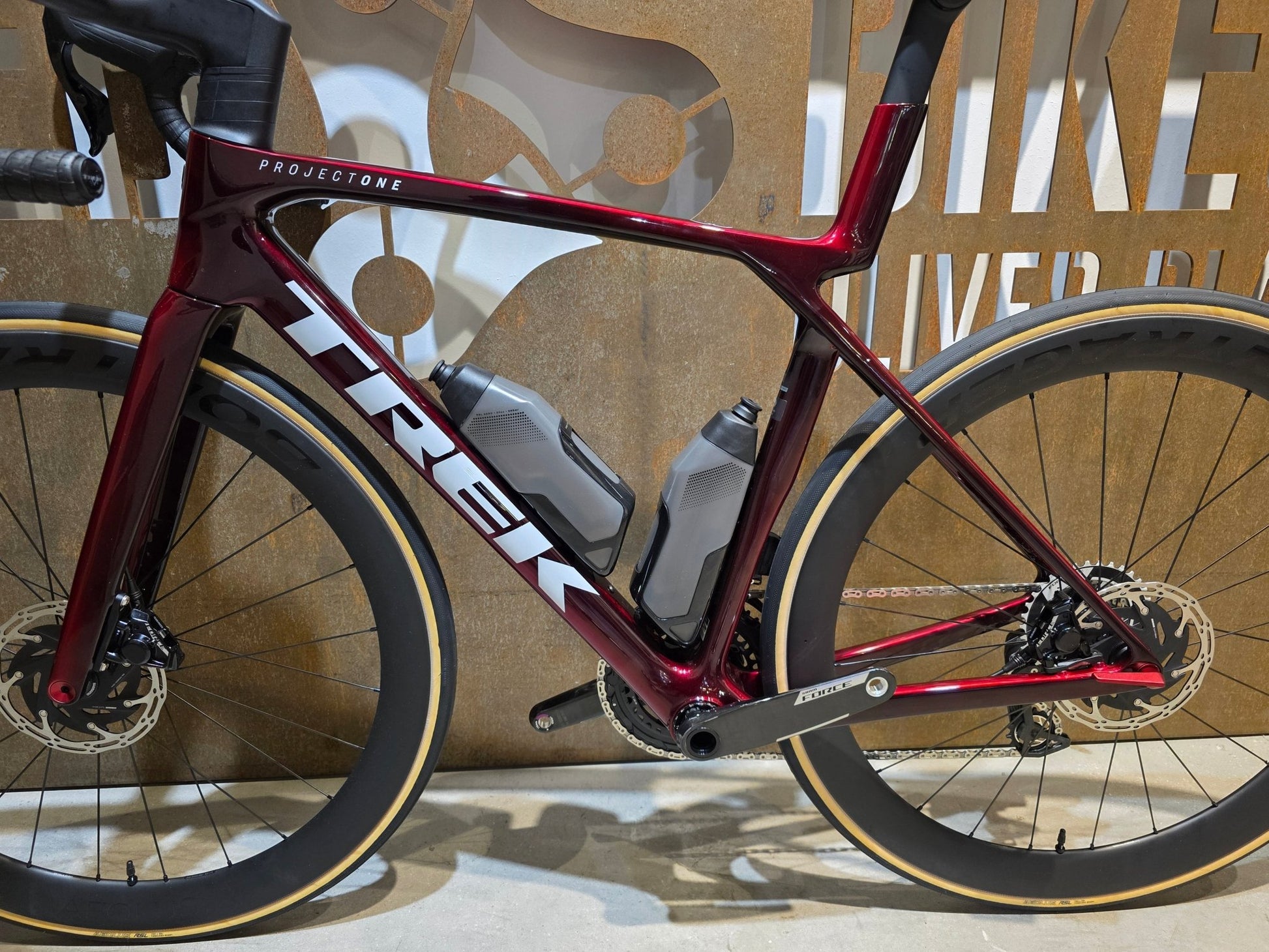 Rennrad von Trek, TREK MADONE SLR 7 AXS MY 2026 / CARBON RED SMOKE / M vor USEDBIKES - OB.DE Hintergrund