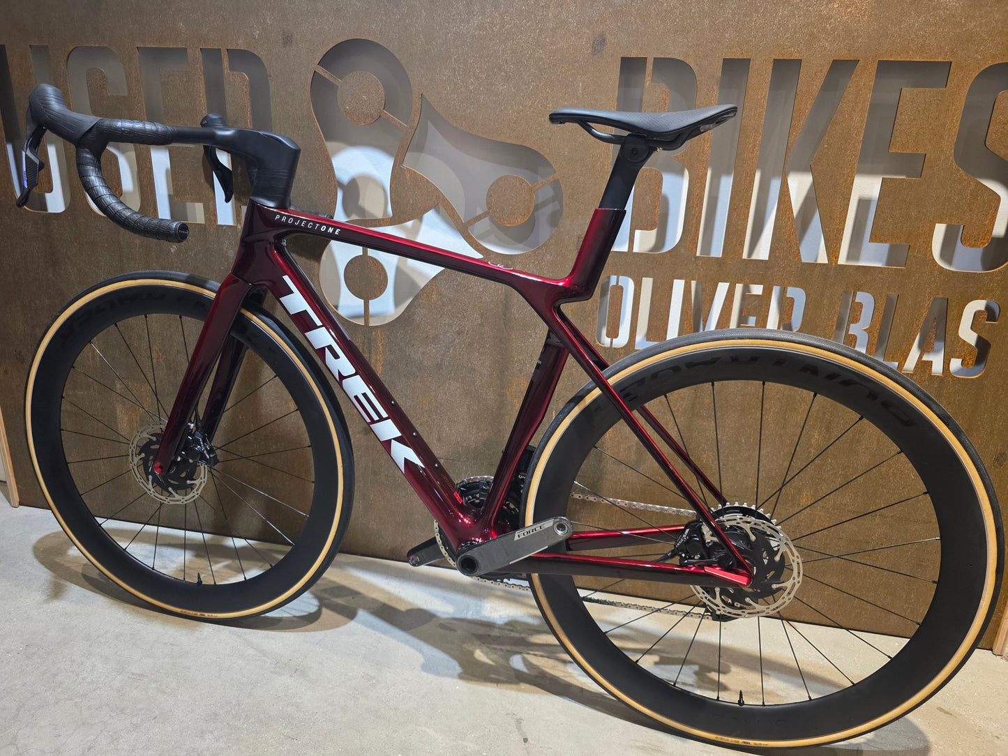 Rennrad von Trek, TREK MADONE SLR 7 AXS MY 2026 / CARBON RED SMOKE / M vor USEDBIKES - OB.DE Hintergrund