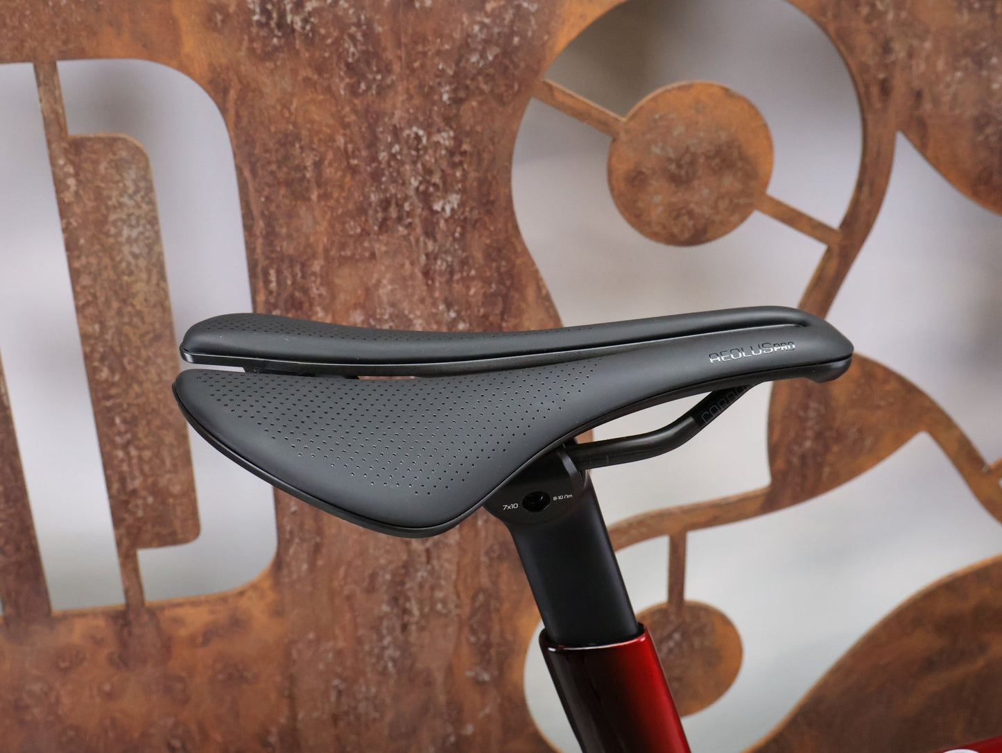 Rennrad von Trek, TREK MADONE SLR 7 AXS MY 2026 / CARBON RED SMOKE / M vor USEDBIKES - OB.DE Hintergrund