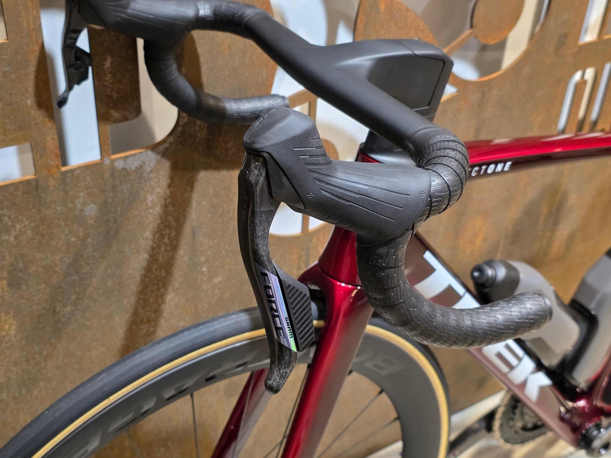 Rennrad von Trek, TREK MADONE SLR 7 AXS MY 2026 / CARBON RED SMOKE / M vor USEDBIKES - OB.DE Hintergrund