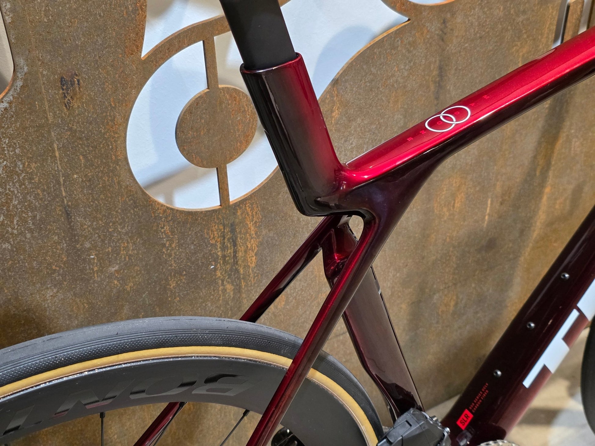 Rennrad von Trek, TREK MADONE SLR 7 AXS MY 2026 / CARBON RED SMOKE / M vor USEDBIKES - OB.DE Hintergrund