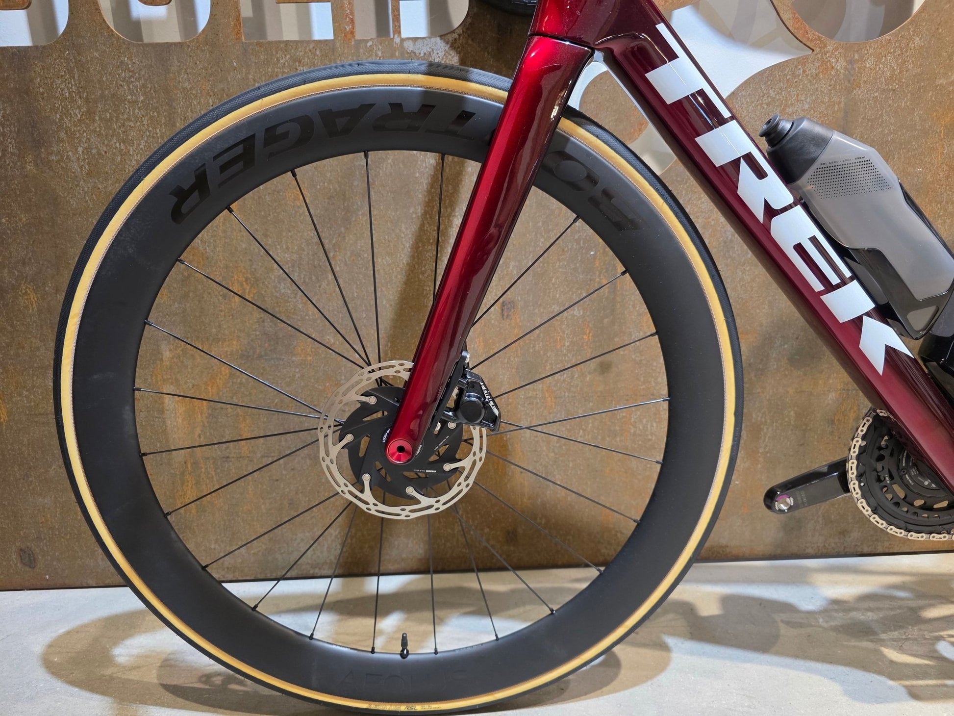 Rennrad von Trek, TREK MADONE SLR 7 AXS MY 2026 / CARBON RED SMOKE / M vor USEDBIKES - OB.DE Hintergrund