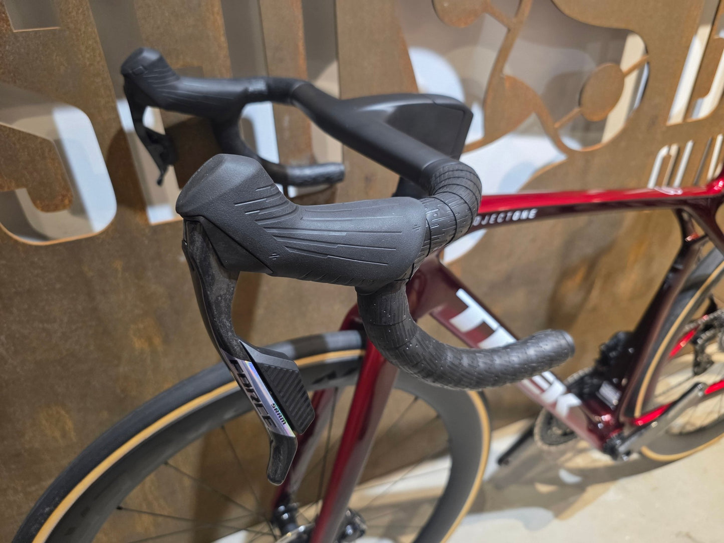 Rennrad von Trek, TREK MADONE SLR 7 AXS MY 2026 / CARBON RED SMOKE / M vor USEDBIKES - OB.DE Hintergrund