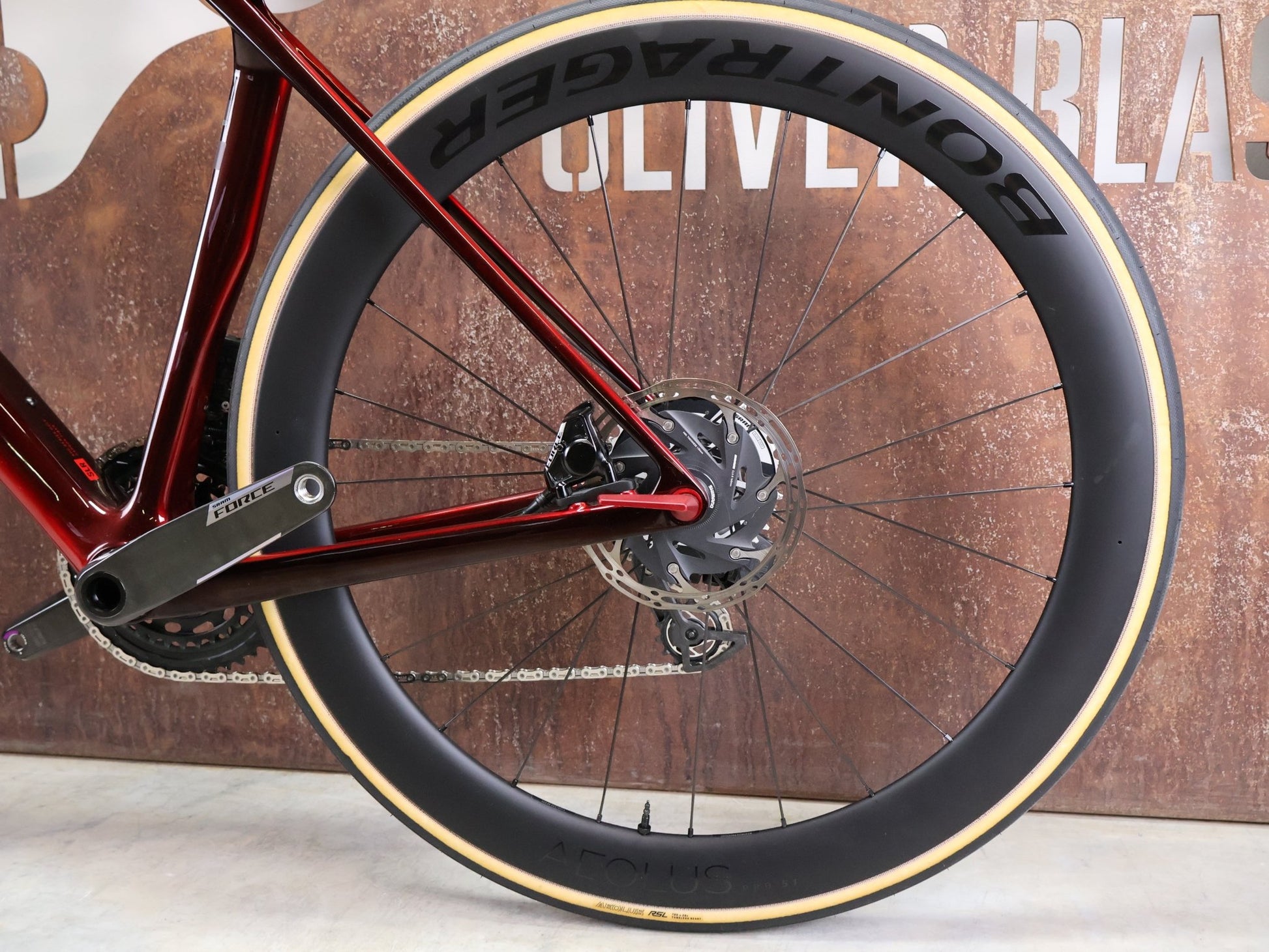 Rennrad von Trek, TREK MADONE SLR 7 AXS MY 2026 / CARBON RED SMOKE / M vor USEDBIKES - OB.DE Hintergrund