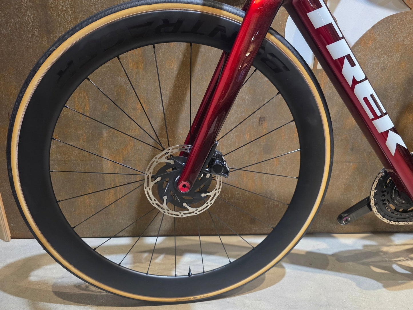 Rennrad von Trek, TREK MADONE SLR 7 AXS MY 2026 / CARBON RED SMOKE / M vor USEDBIKES - OB.DE Hintergrund
