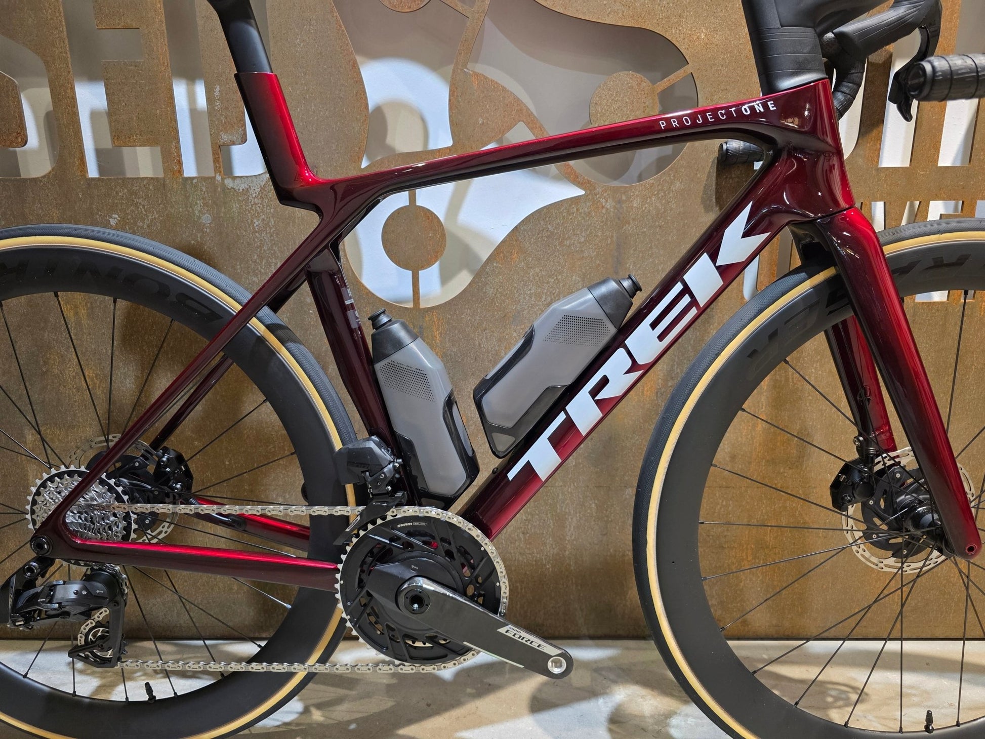 Rennrad von Trek, TREK MADONE SLR 7 AXS MY 2026 / CARBON RED SMOKE / M vor USEDBIKES - OB.DE Hintergrund