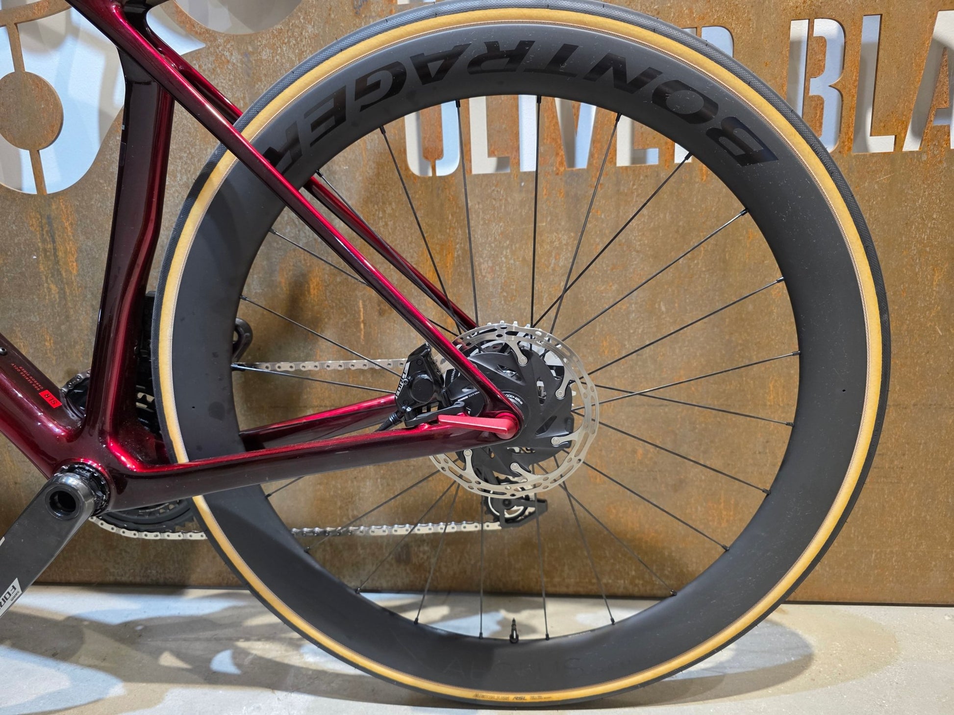 Rennrad von Trek, TREK MADONE SLR 7 AXS MY 2026 / CARBON RED SMOKE / M vor USEDBIKES - OB.DE Hintergrund