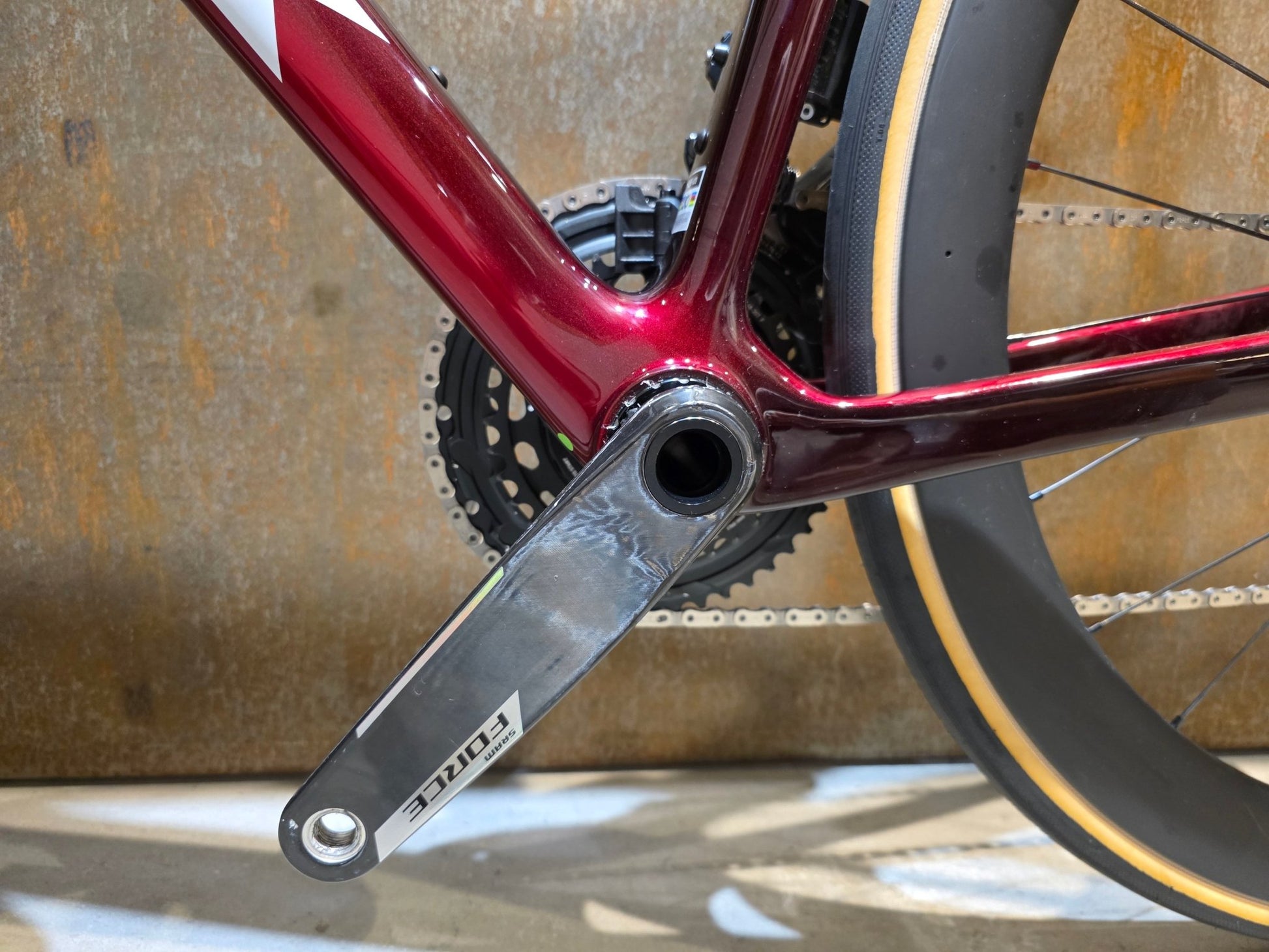 Rennrad von Trek, TREK MADONE SLR 7 AXS MY 2026 / CARBON RED SMOKE / M vor USEDBIKES - OB.DE Hintergrund