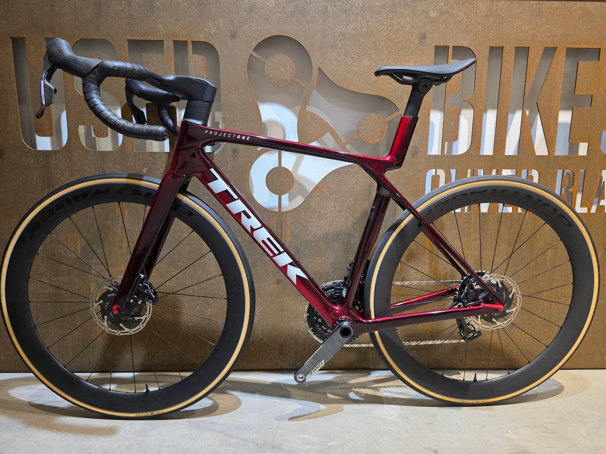 Rennrad von Trek, TREK MADONE SLR 7 AXS MY 2026 / CARBON RED SMOKE / M vor USEDBIKES - OB.DE Hintergrund