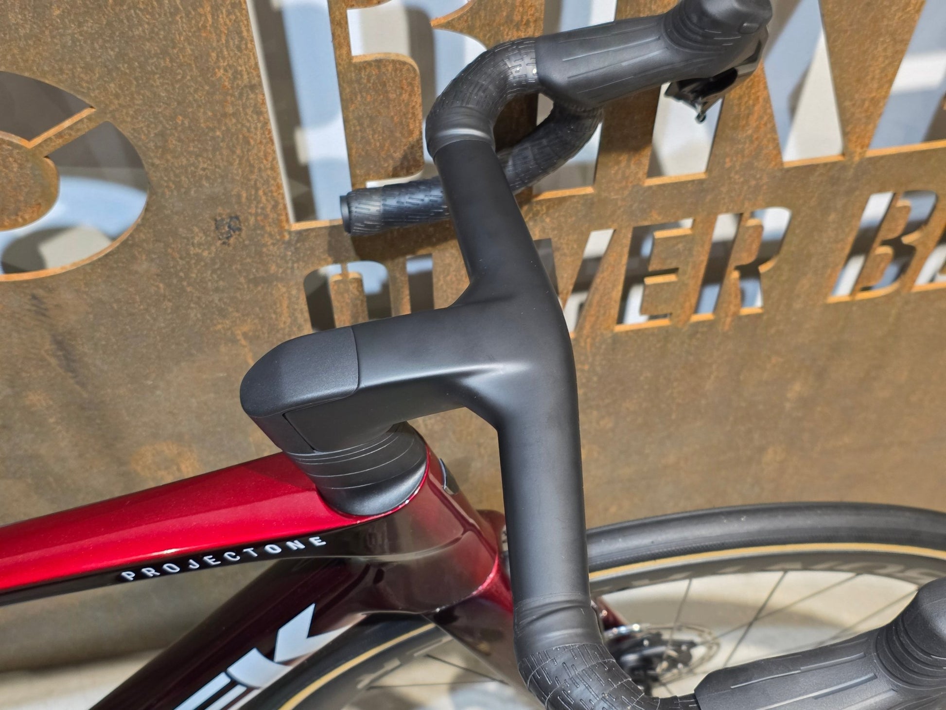 Rennrad von Trek, TREK MADONE SLR 7 AXS MY 2026 / CARBON RED SMOKE / M vor USEDBIKES - OB.DE Hintergrund