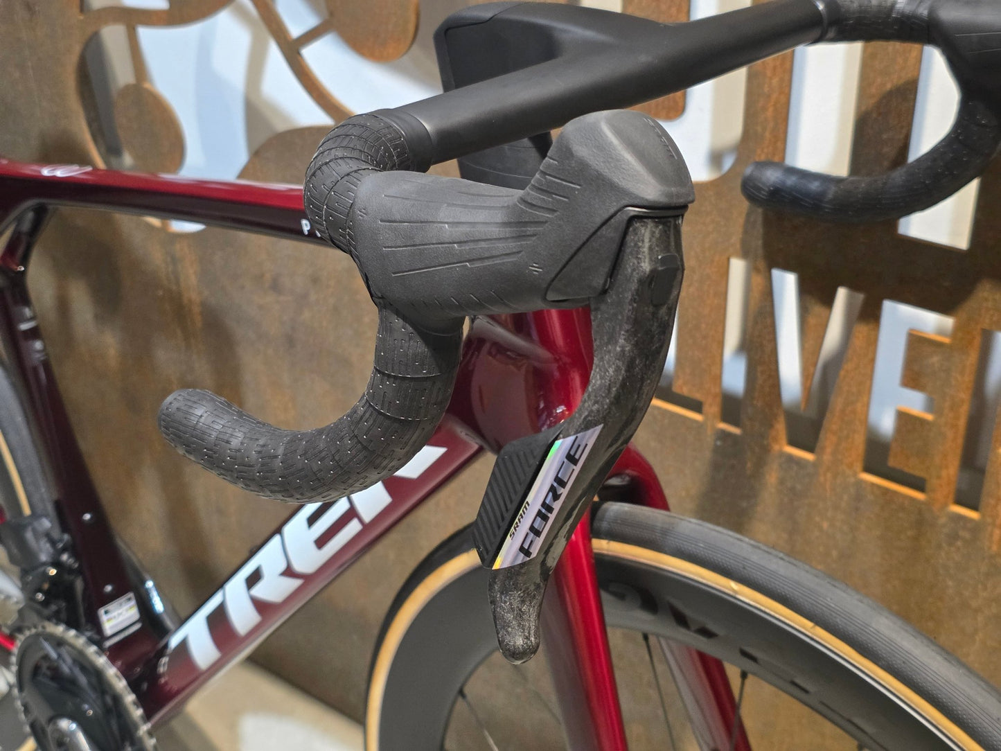 Rennrad von Trek, TREK MADONE SLR 7 AXS MY 2026 / CARBON RED SMOKE / M vor USEDBIKES - OB.DE Hintergrund