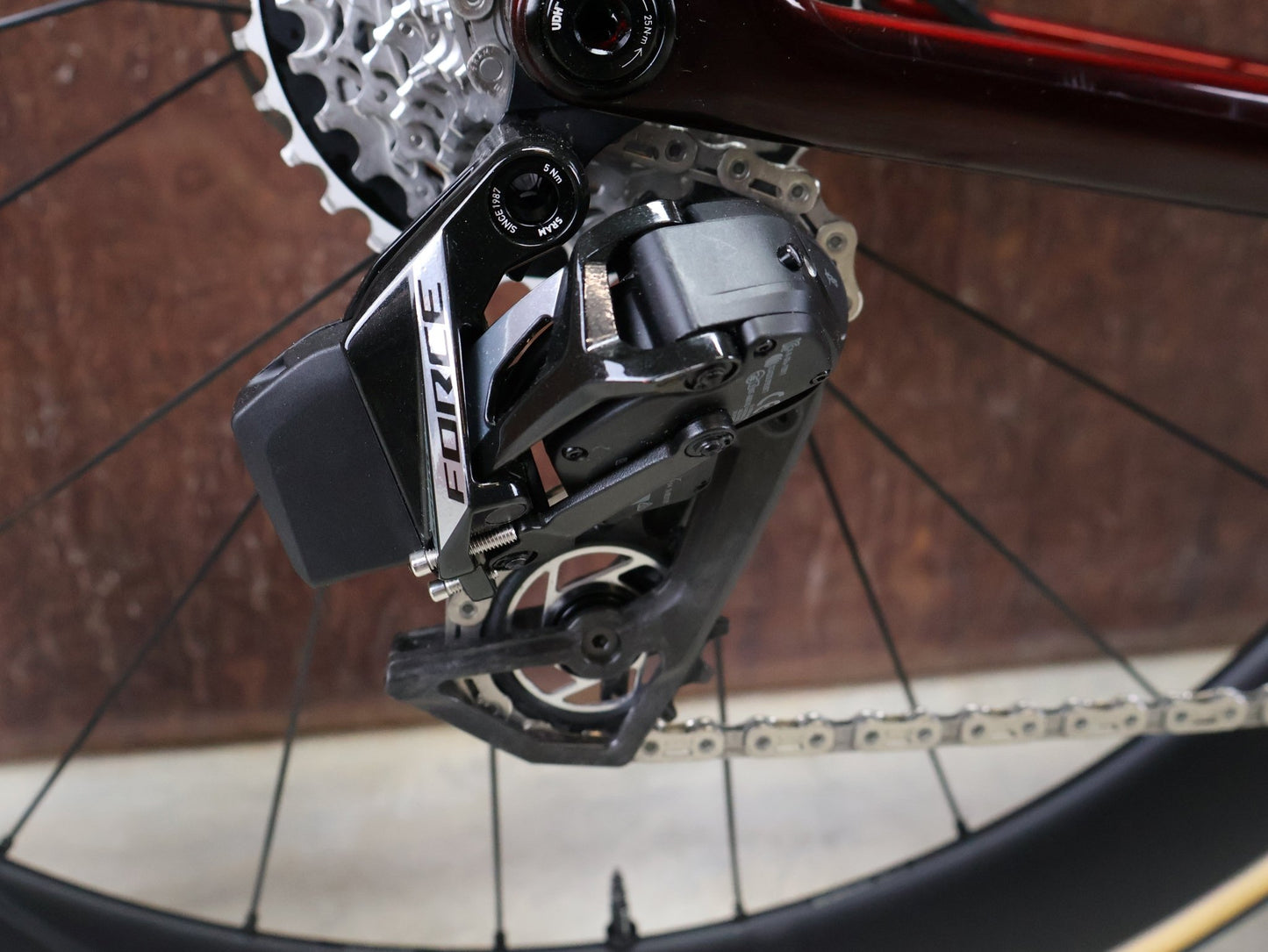 Rennrad von Trek, TREK MADONE SLR 7 AXS MY 2026 / CARBON RED SMOKE / M vor USEDBIKES - OB.DE Hintergrund