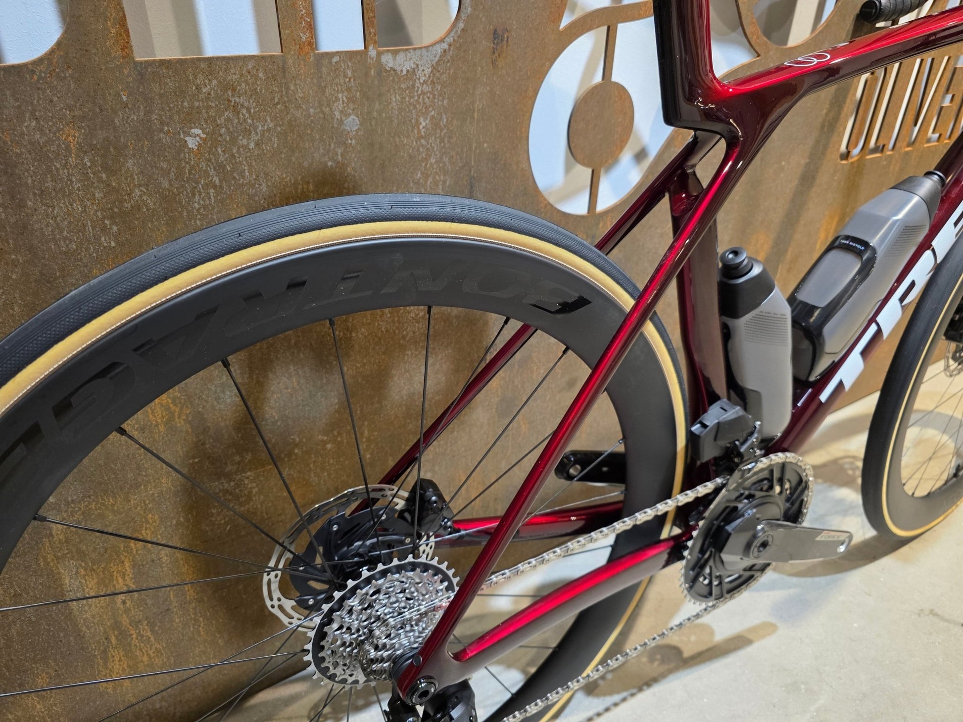 Rennrad von Trek, TREK MADONE SLR 7 AXS MY 2026 / CARBON RED SMOKE / M vor USEDBIKES - OB.DE Hintergrund