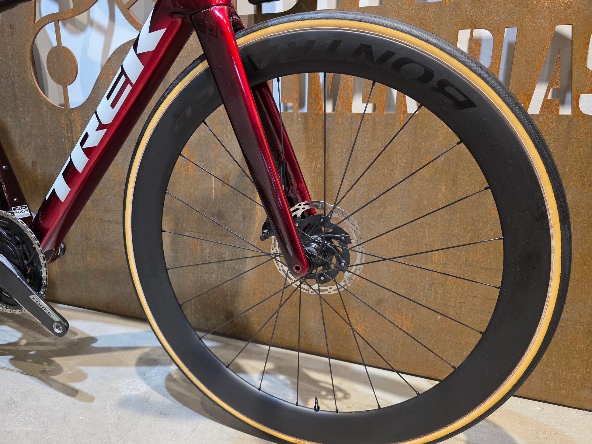 Rennrad von Trek, TREK MADONE SLR 7 AXS MY 2026 / CARBON RED SMOKE / M vor USEDBIKES - OB.DE Hintergrund