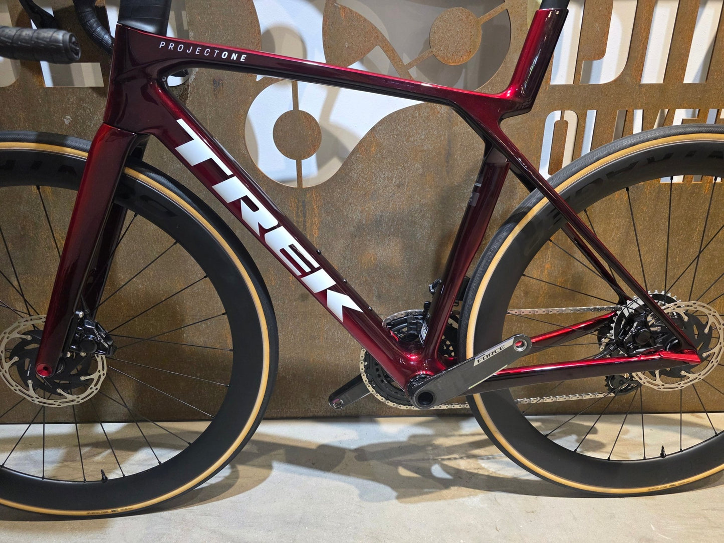 Rennrad von Trek, TREK MADONE SLR 7 AXS MY 2026 / CARBON RED SMOKE / M vor USEDBIKES - OB.DE Hintergrund
