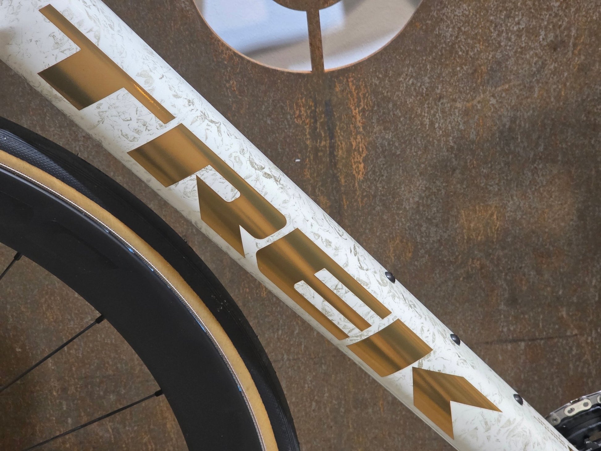 Rennrad von Trek, TREK MADONE SLR 7 AXS MY 2026 / ERA WHITE / SUPERNOVA MARBLE / M/L vor USEDBIKES - OB.DE Hintergrund