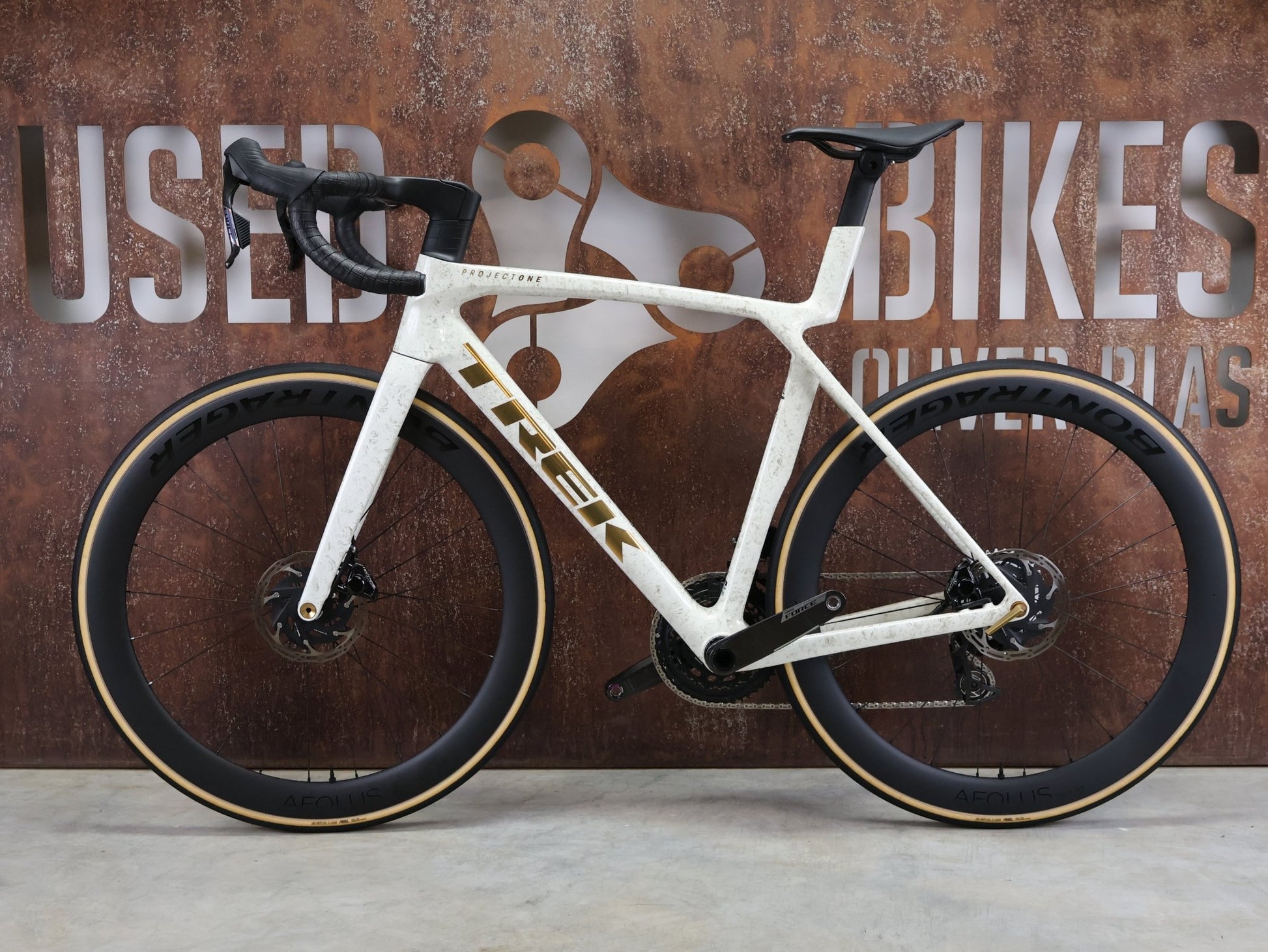 Rennrad von Trek, TREK MADONE SLR 7 AXS MY 2026 / ERA WHITE / SUPERNOVA MARBLE / M/L vor USEDBIKES - OB.DE Hintergrund