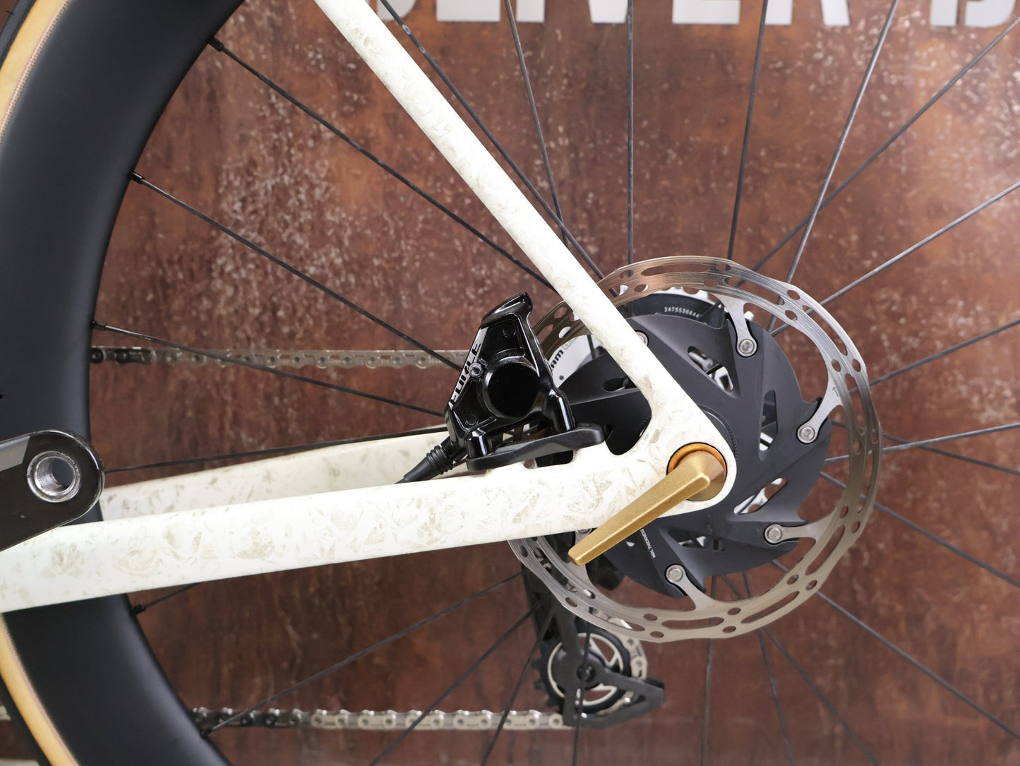 Rennrad von Trek, TREK MADONE SLR 7 AXS MY 2026 / ERA WHITE / SUPERNOVA MARBLE / M/L vor USEDBIKES - OB.DE Hintergrund