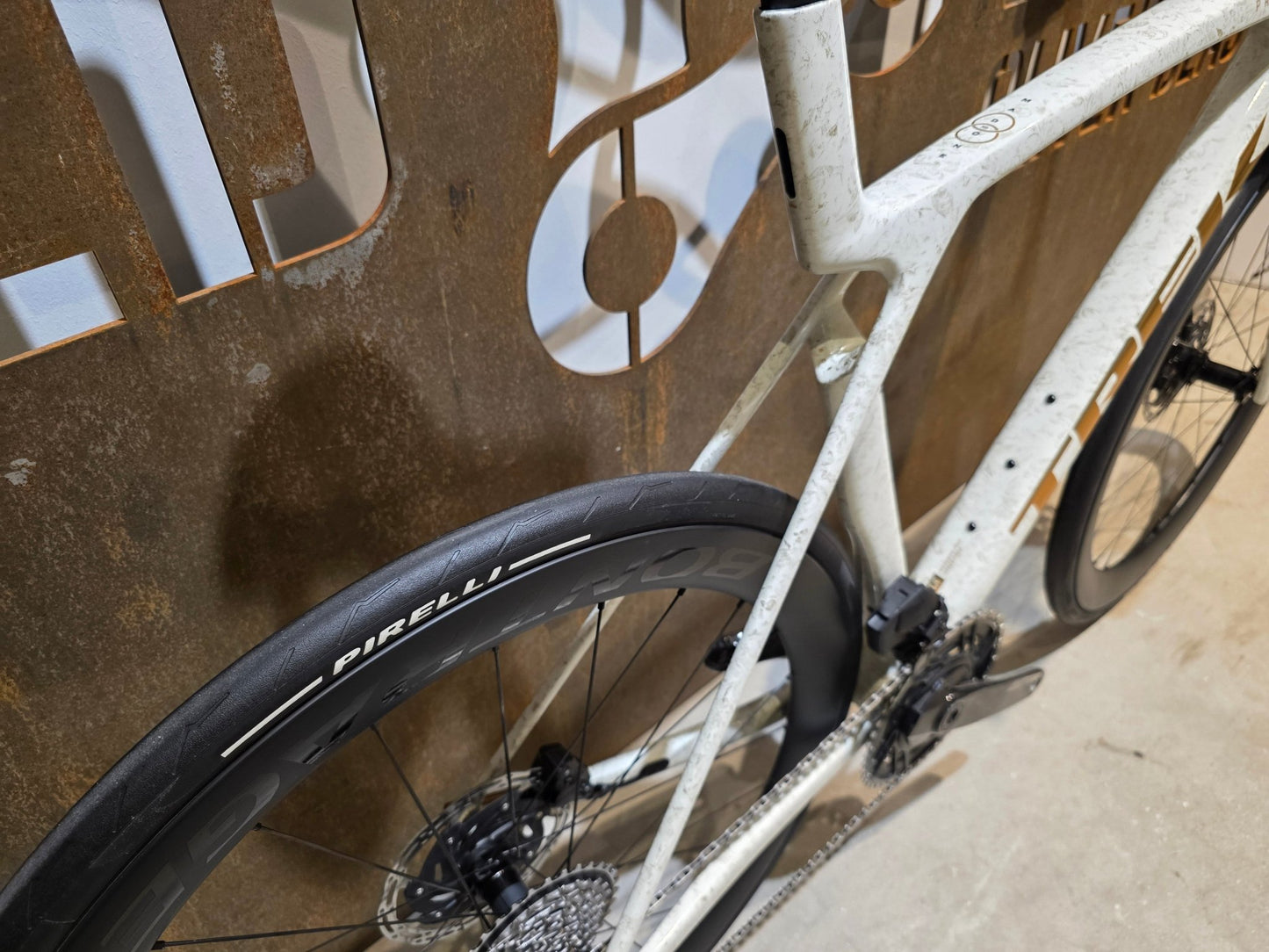 Rennrad von Trek, TREK MADONE SLR 7 AXS MY 2026 / ERA WHITE / SUPERNOVA MARBLE / M/L vor USEDBIKES - OB.DE Hintergrund