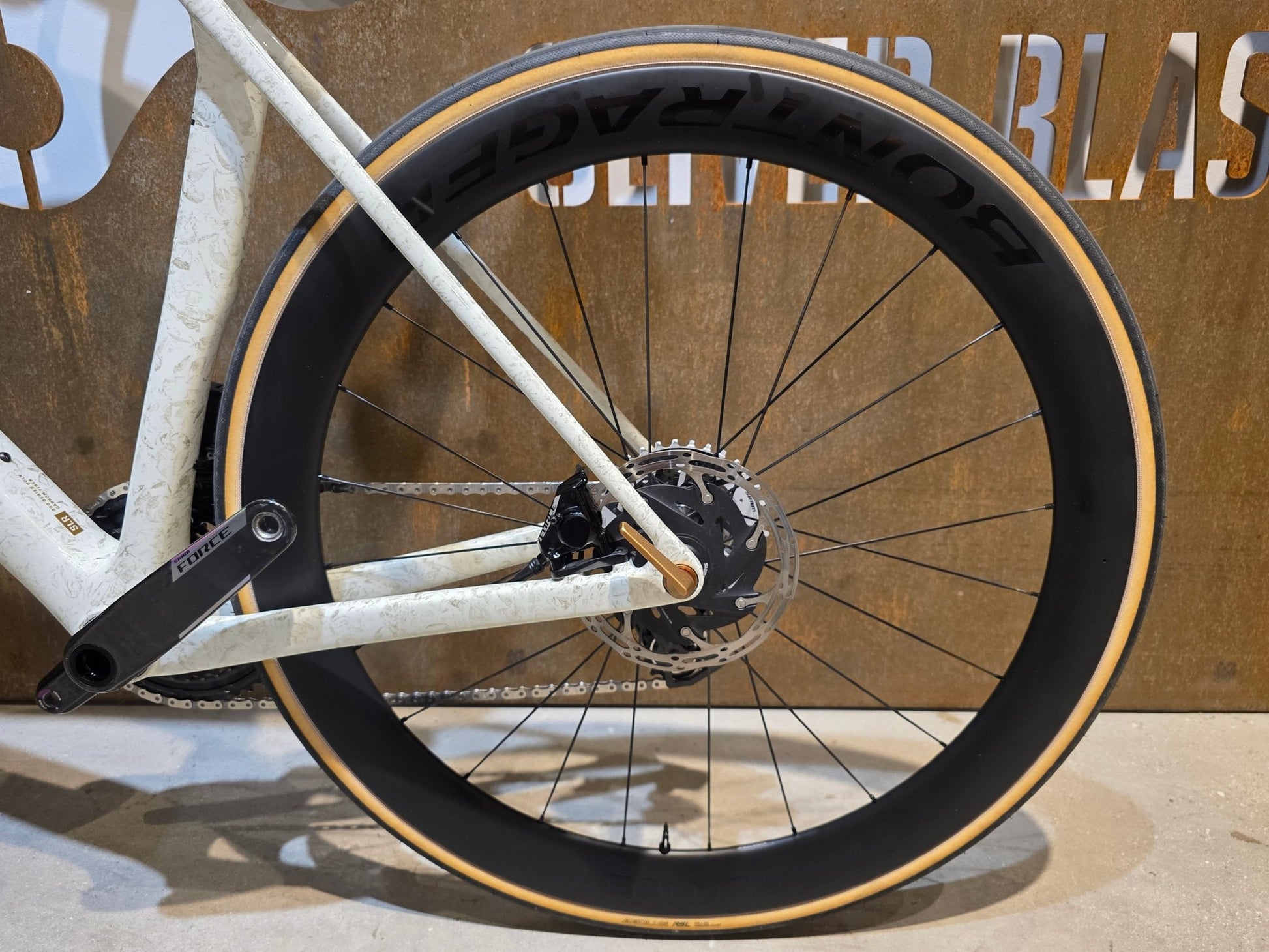 Rennrad von Trek, TREK MADONE SLR 7 AXS MY 2026 / ERA WHITE / SUPERNOVA MARBLE / M/L vor USEDBIKES - OB.DE Hintergrund