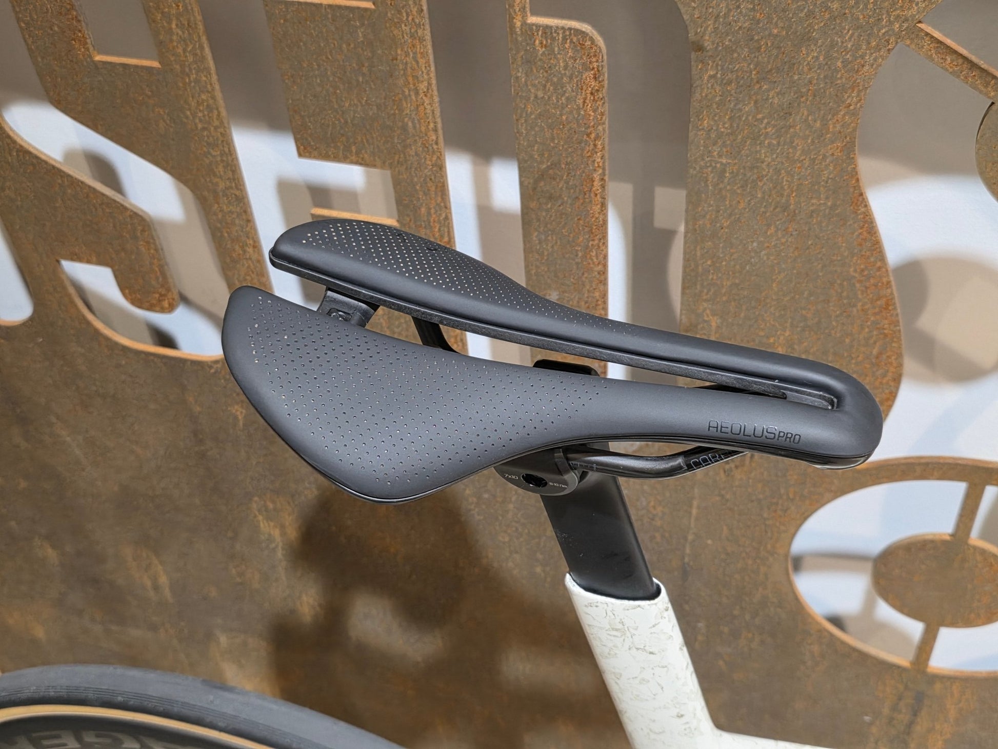 Rennrad von Trek, TREK MADONE SLR 7 AXS MY 2026 / ERA WHITE / SUPERNOVA MARBLE / M/L vor USEDBIKES - OB.DE Hintergrund