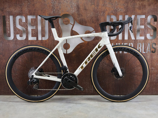 Rennrad von Trek, TREK MADONE SLR 7 AXS MY 2026 / ERA WHITE / SUPERNOVA MARBLE / M/L vor USEDBIKES - OB.DE Hintergrund