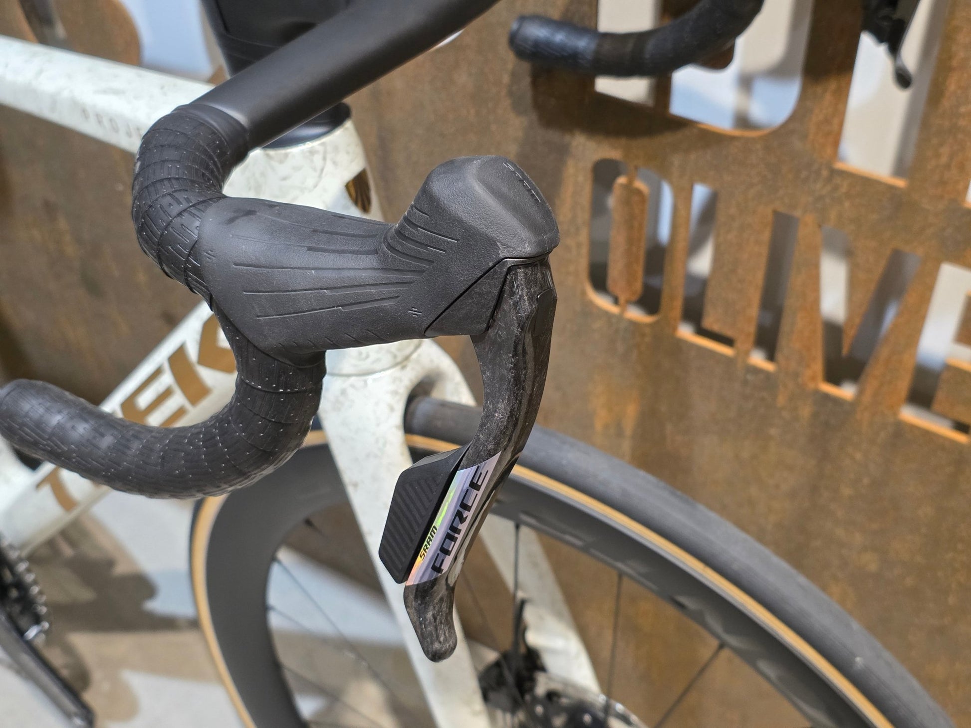 Rennrad von Trek, TREK MADONE SLR 7 AXS MY 2026 / ERA WHITE / SUPERNOVA MARBLE / M/L vor USEDBIKES - OB.DE Hintergrund