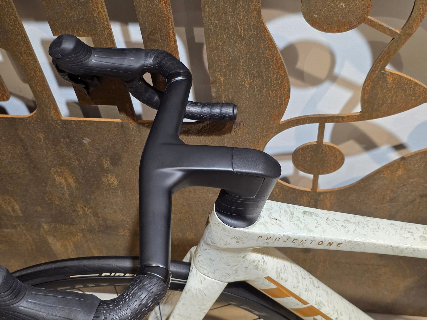 Rennrad von Trek, TREK MADONE SLR 7 AXS MY 2026 / ERA WHITE / SUPERNOVA MARBLE / M/L vor USEDBIKES - OB.DE Hintergrund
