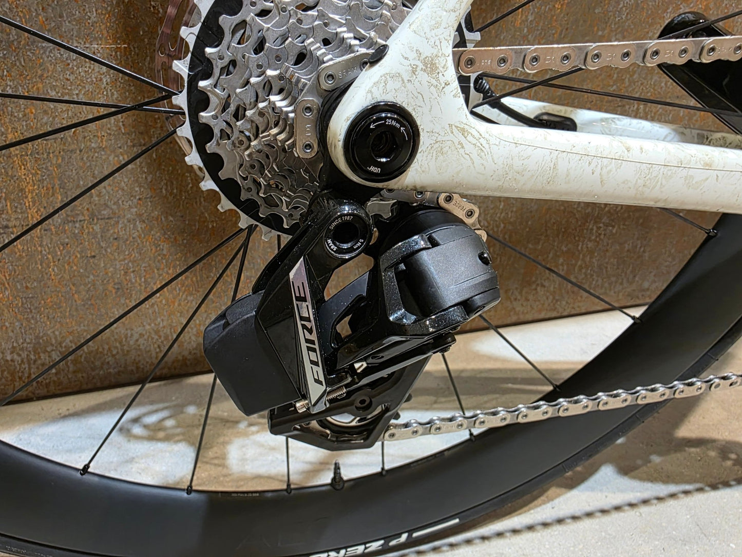 Rennrad von Trek, TREK MADONE SLR 7 AXS MY 2026 / ERA WHITE / SUPERNOVA MARBLE / M/L vor USEDBIKES - OB.DE Hintergrund