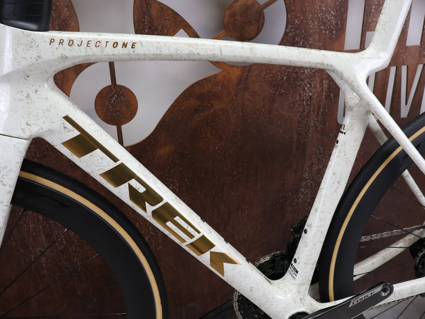 Rennrad von Trek, TREK MADONE SLR 7 AXS MY 2026 / ERA WHITE / SUPERNOVA MARBLE / M/L vor USEDBIKES - OB.DE Hintergrund