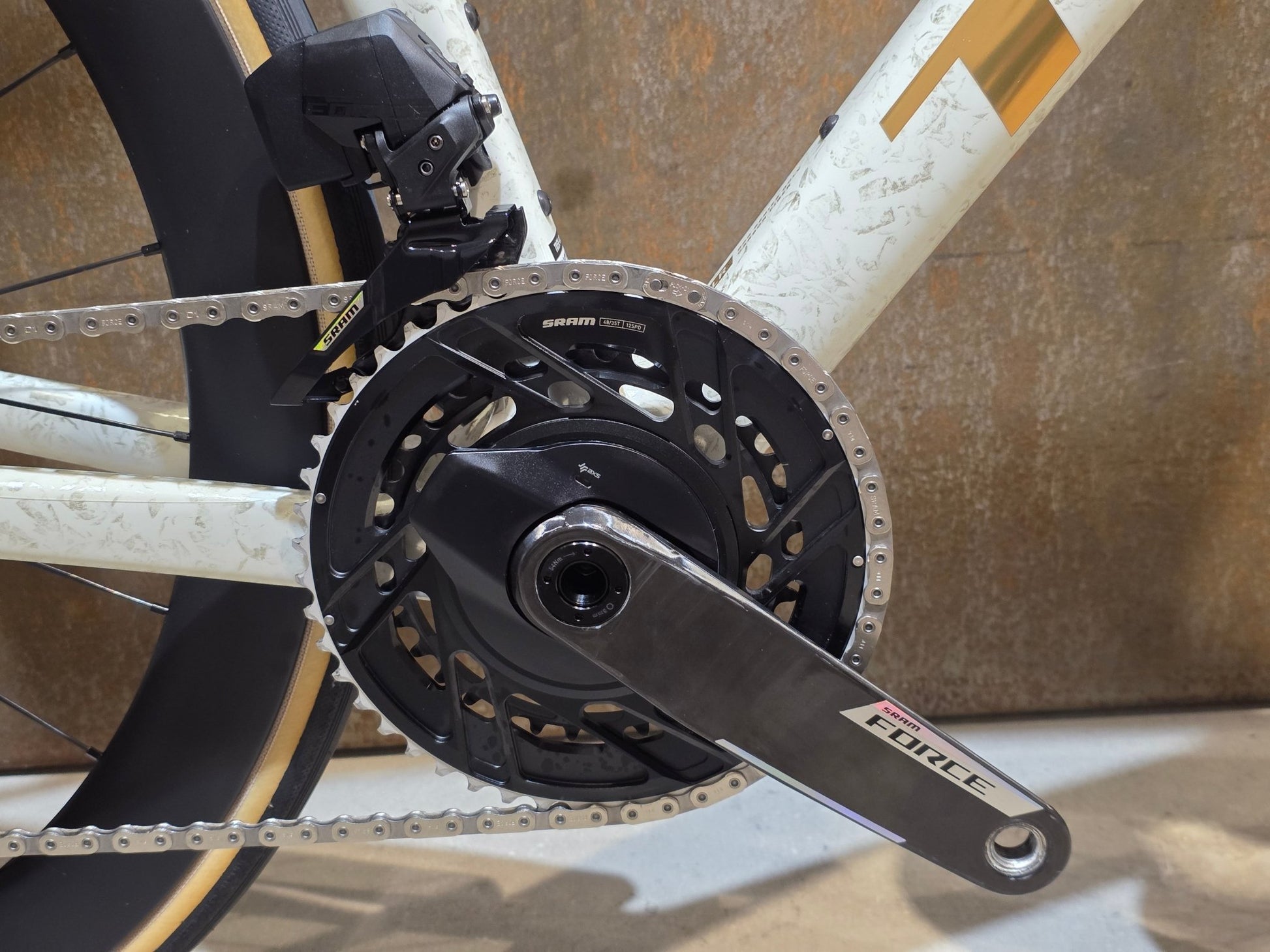 Rennrad von Trek, TREK MADONE SLR 7 AXS MY 2026 / ERA WHITE / SUPERNOVA MARBLE / M/L vor USEDBIKES - OB.DE Hintergrund