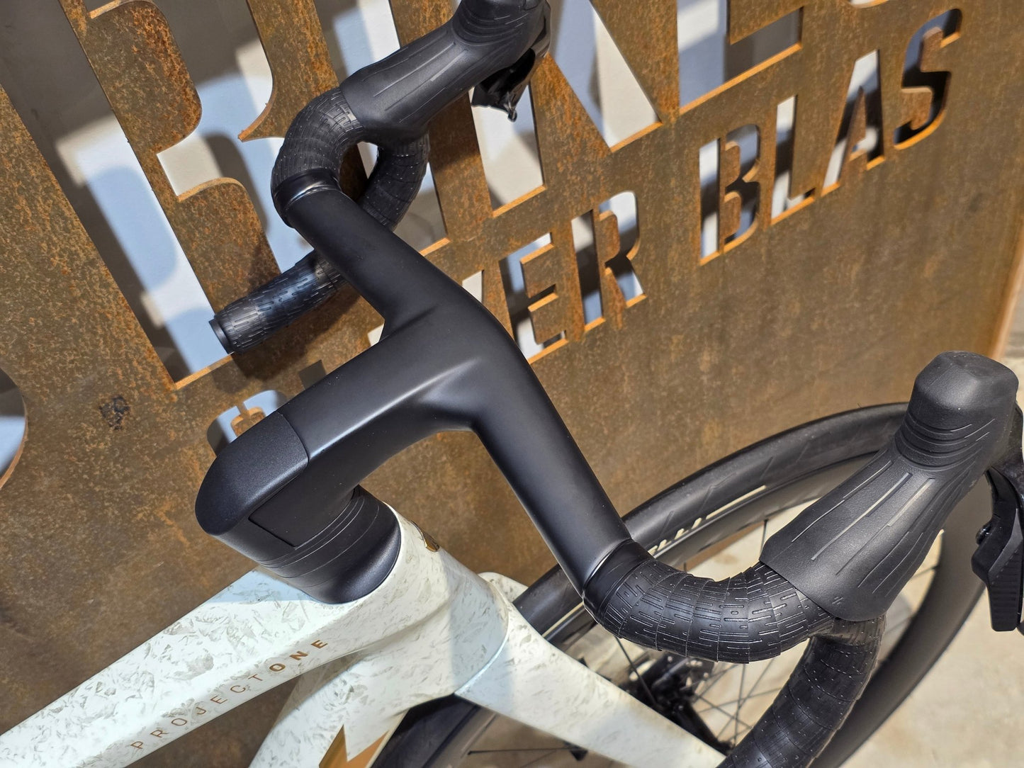 Rennrad von Trek, TREK MADONE SLR 7 AXS MY 2026 / ERA WHITE / SUPERNOVA MARBLE / M/L vor USEDBIKES - OB.DE Hintergrund