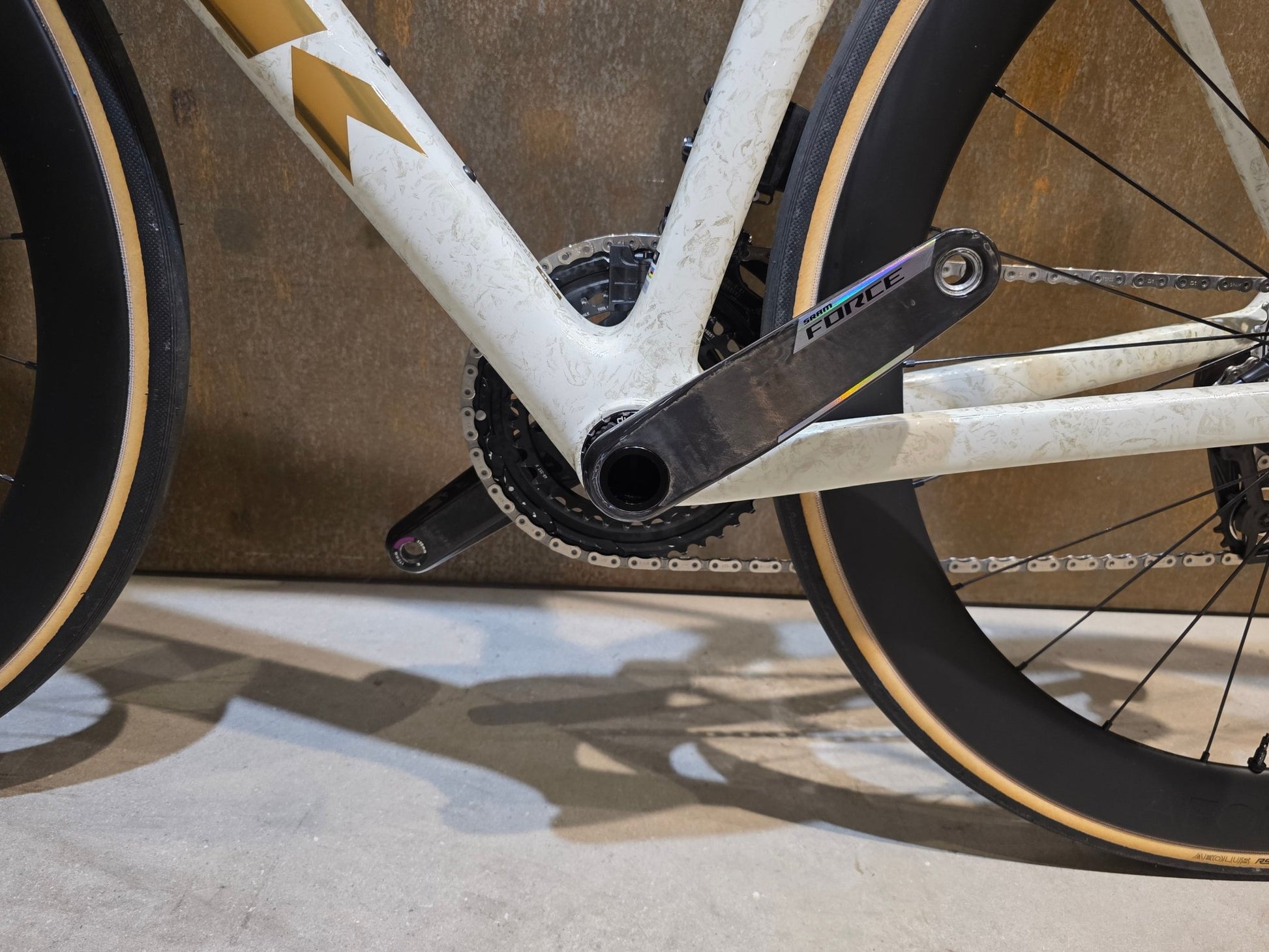 Rennrad von Trek, TREK MADONE SLR 7 AXS MY 2026 / ERA WHITE / SUPERNOVA MARBLE / M/L vor USEDBIKES - OB.DE Hintergrund