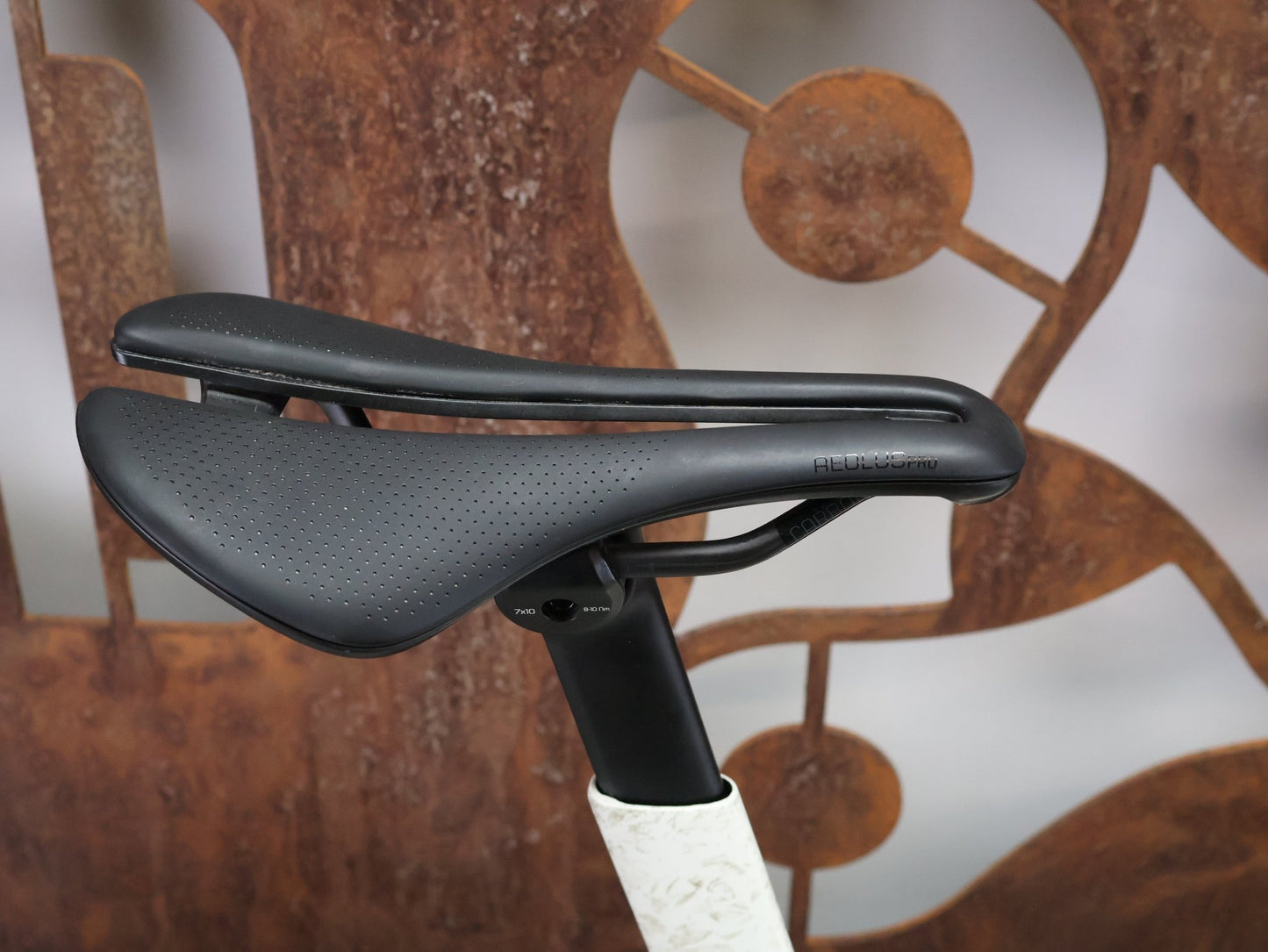 Rennrad von Trek, TREK MADONE SLR 7 AXS MY 2026 / ERA WHITE / SUPERNOVA MARBLE / M/L vor USEDBIKES - OB.DE Hintergrund