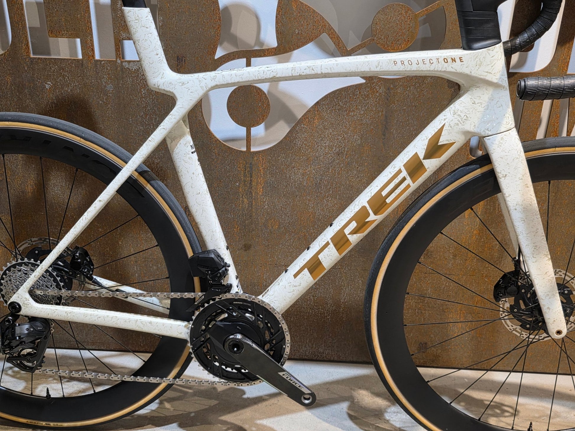 Rennrad von Trek, TREK MADONE SLR 7 AXS MY 2026 / ERA WHITE / SUPERNOVA MARBLE / M/L vor USEDBIKES - OB.DE Hintergrund