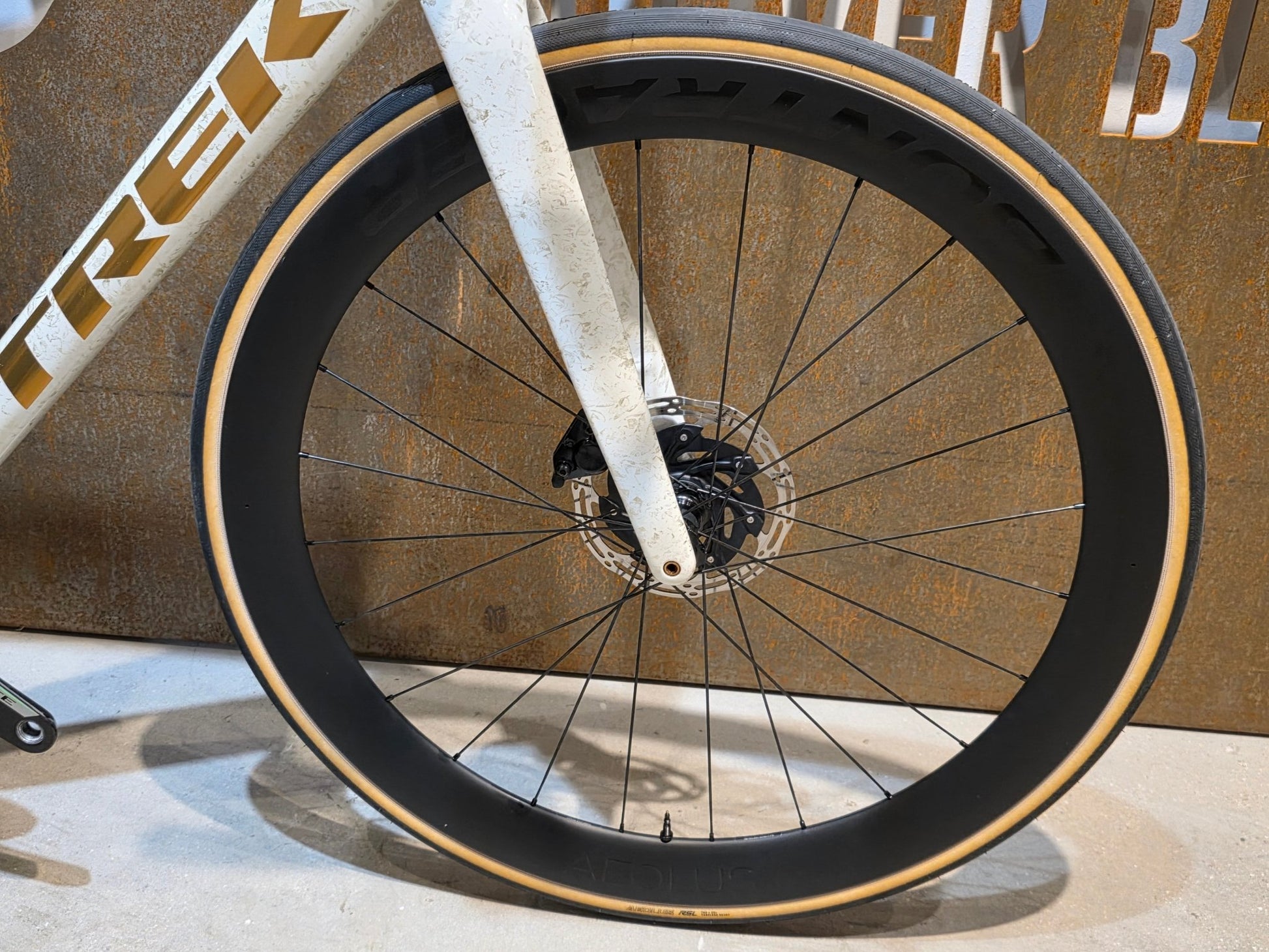 Rennrad von Trek, TREK MADONE SLR 7 AXS MY 2026 / ERA WHITE / SUPERNOVA MARBLE / M/L vor USEDBIKES - OB.DE Hintergrund