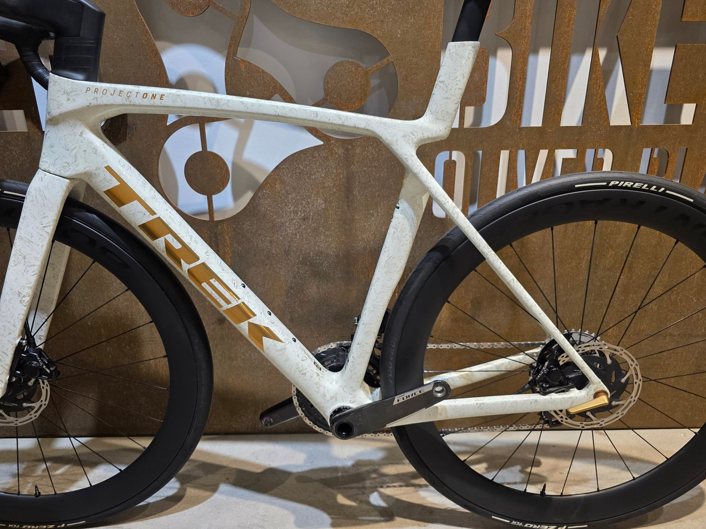 Rennrad von Trek, TREK MADONE SLR 7 AXS MY 2026 / ERA WHITE / SUPERNOVA MARBLE / M/L vor USEDBIKES - OB.DE Hintergrund