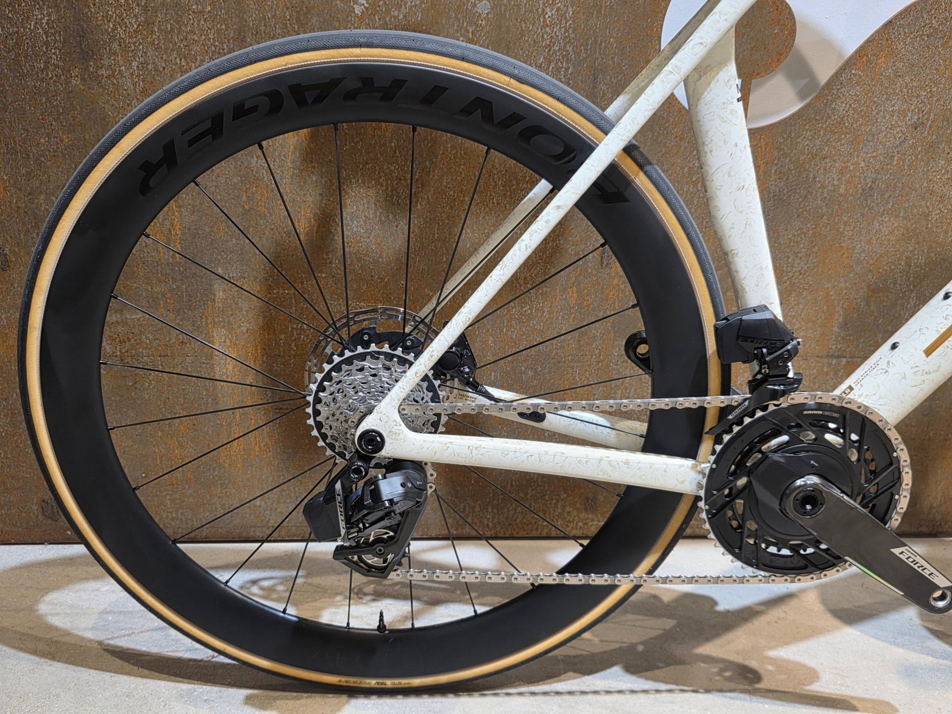 Rennrad von Trek, TREK MADONE SLR 7 AXS MY 2026 / ERA WHITE / SUPERNOVA MARBLE / M/L vor USEDBIKES - OB.DE Hintergrund