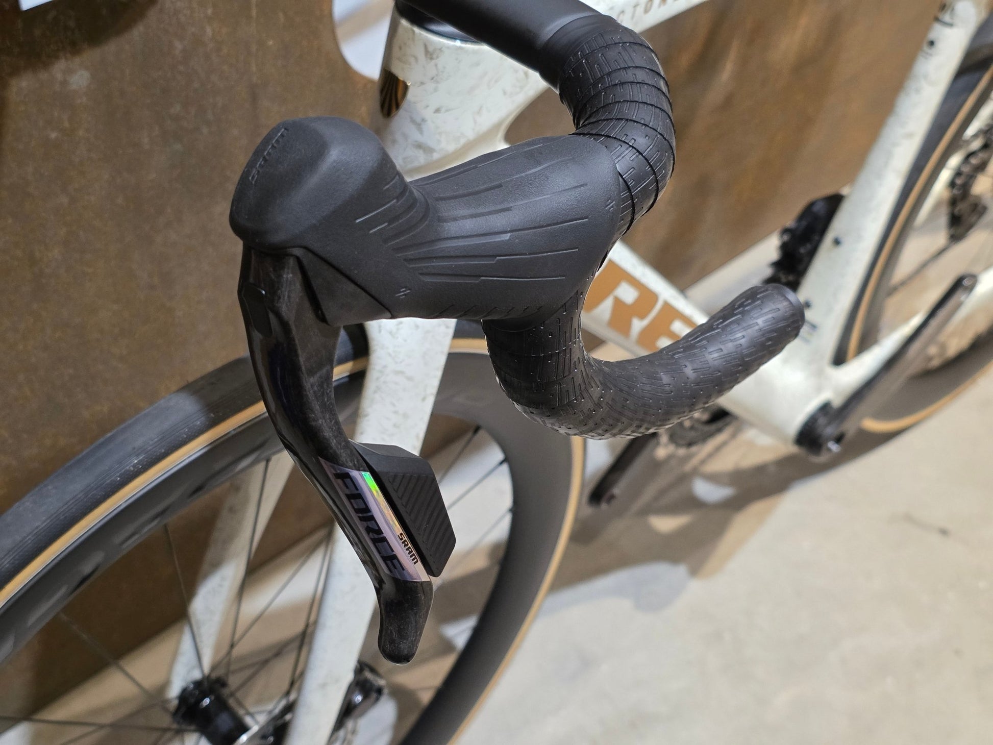 Rennrad von Trek, TREK MADONE SLR 7 AXS MY 2026 / ERA WHITE / SUPERNOVA MARBLE / M/L vor USEDBIKES - OB.DE Hintergrund