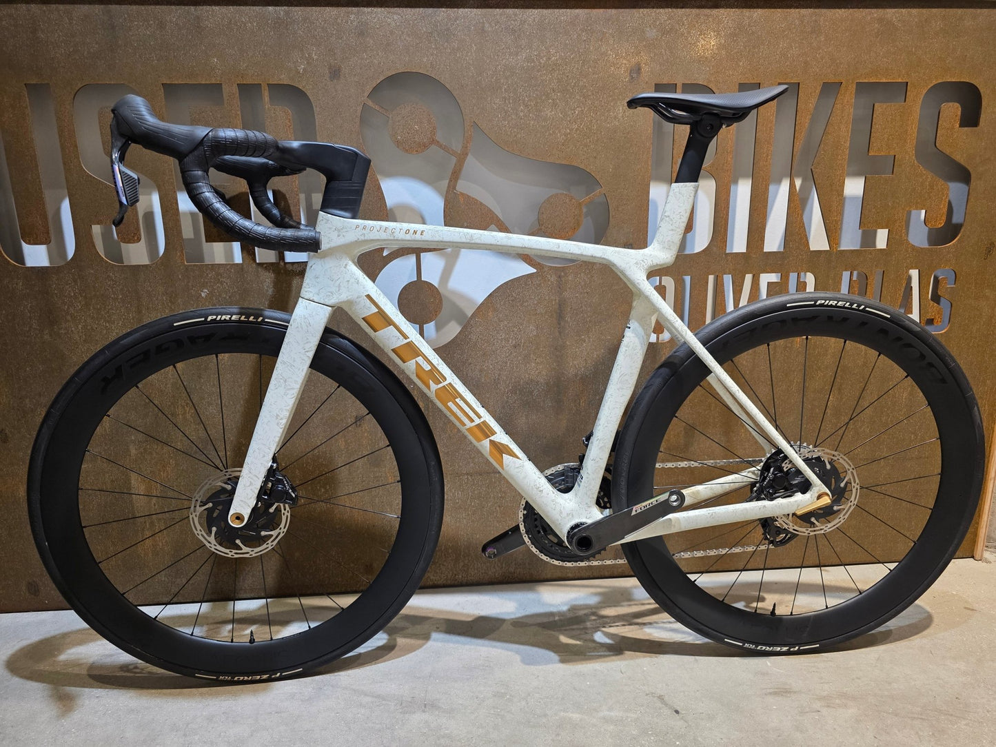 Rennrad von Trek, TREK MADONE SLR 7 AXS MY 2026 / ERA WHITE / SUPERNOVA MARBLE / M/L vor USEDBIKES - OB.DE Hintergrund