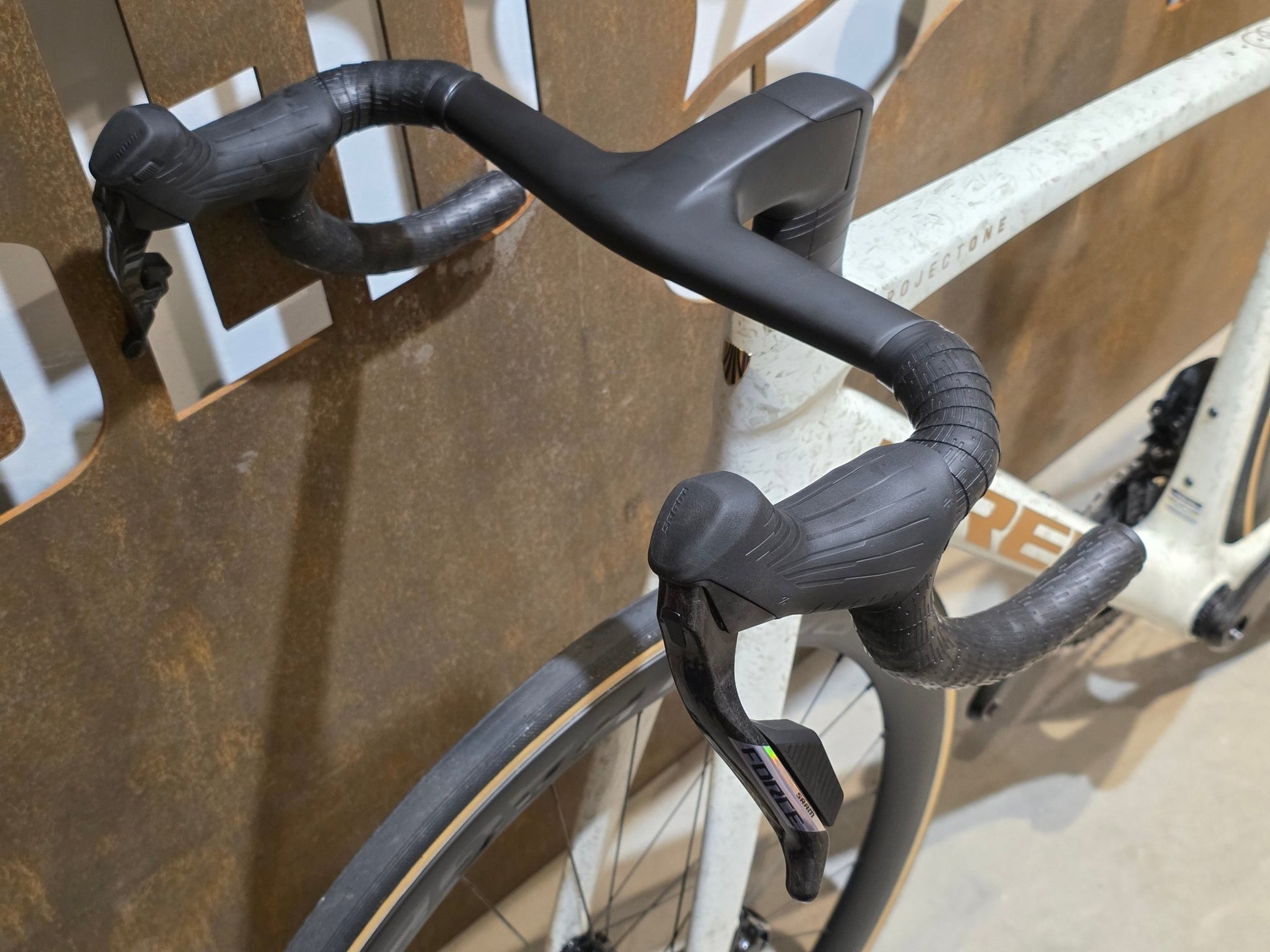 Rennrad von Trek, TREK MADONE SLR 7 AXS MY 2026 / ERA WHITE / SUPERNOVA MARBLE / M/L vor USEDBIKES - OB.DE Hintergrund